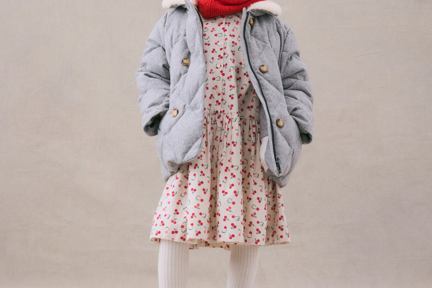 Invierno 2024 look con abrigo gris de niña