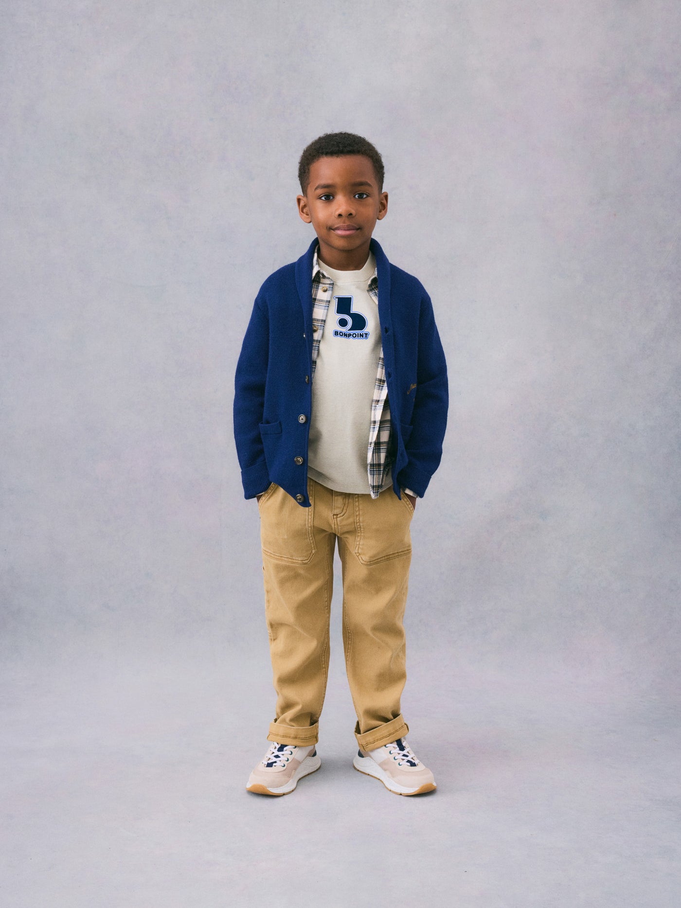 Invierno 2024 look con camiseta gráfica de niño