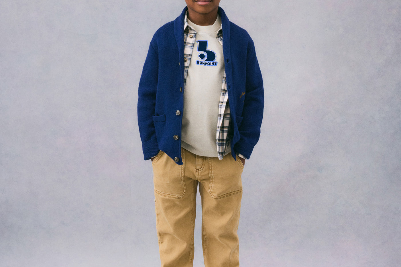 Invierno 2024 look con camiseta gráfica de niño