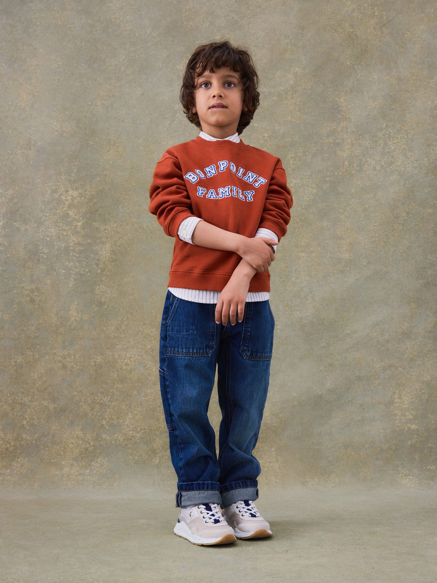 Invierno 2024 look con jersey bordado de niño