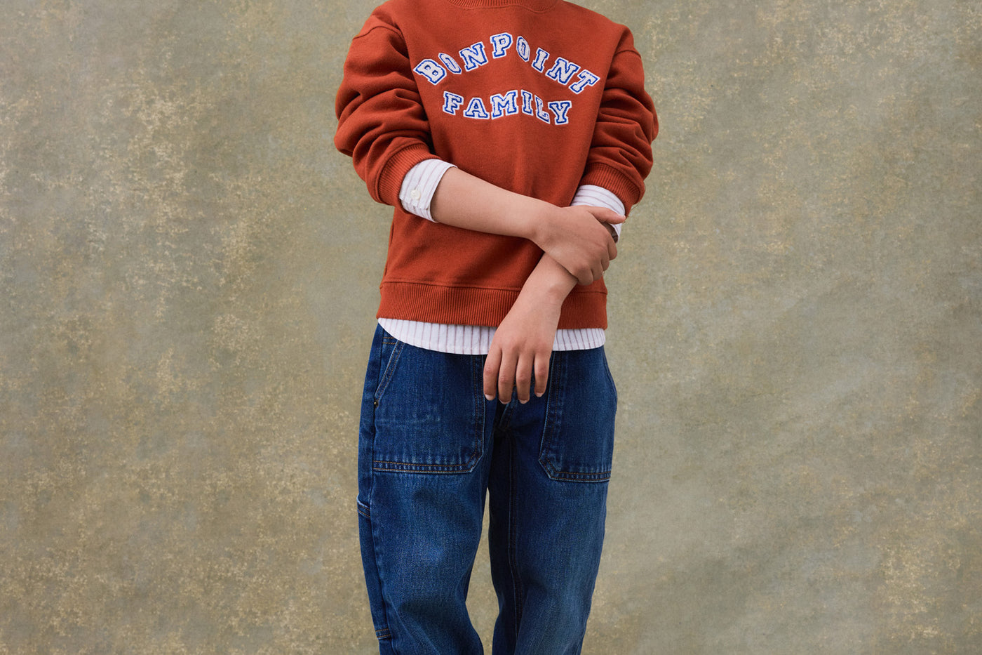 Invierno 2024 look con jersey bordado de niño