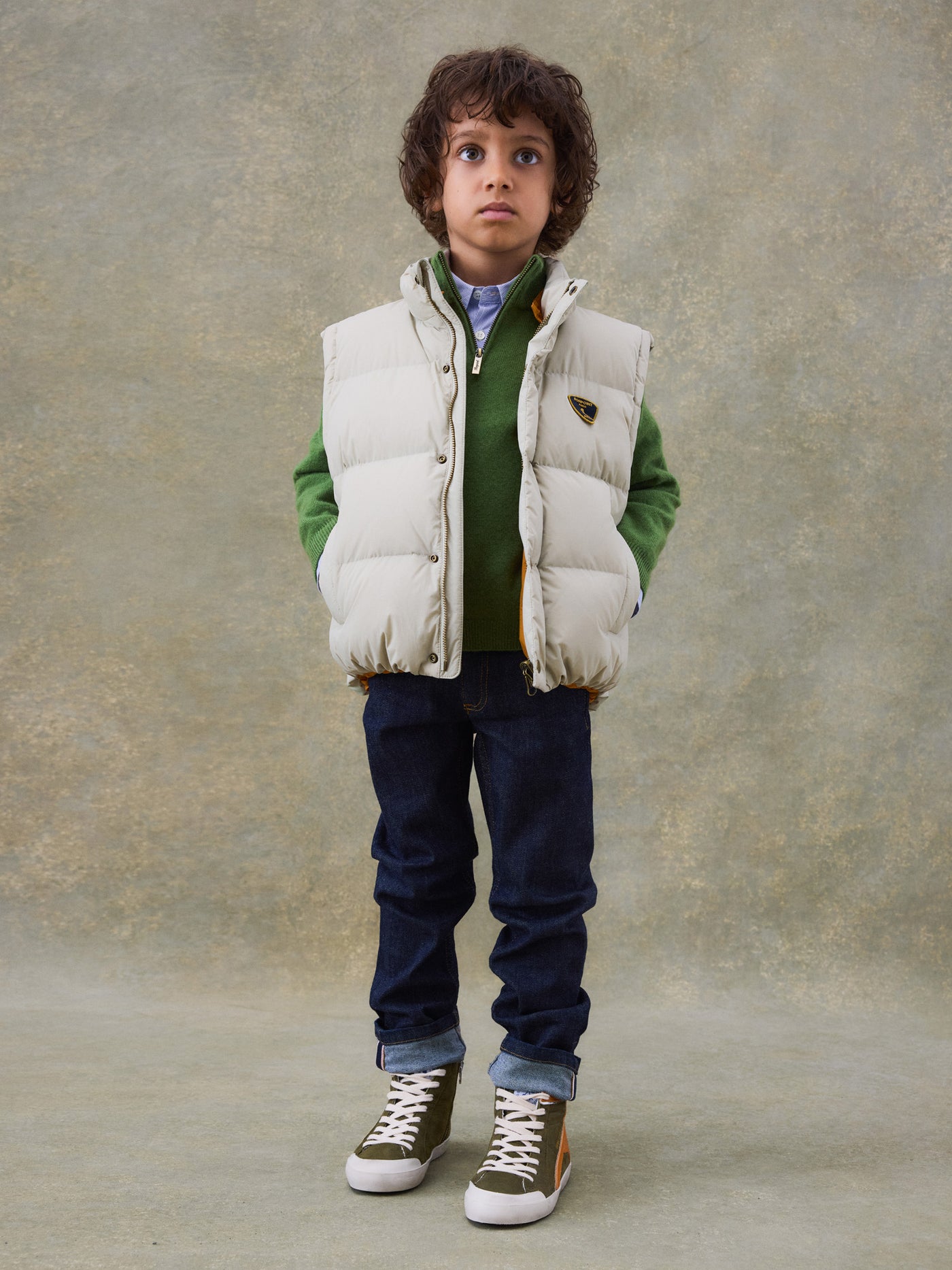 Invierno 2024 look con chaleco puffer de niño