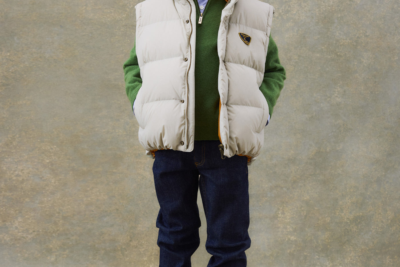Invierno 2024 look con chaleco puffer de niño