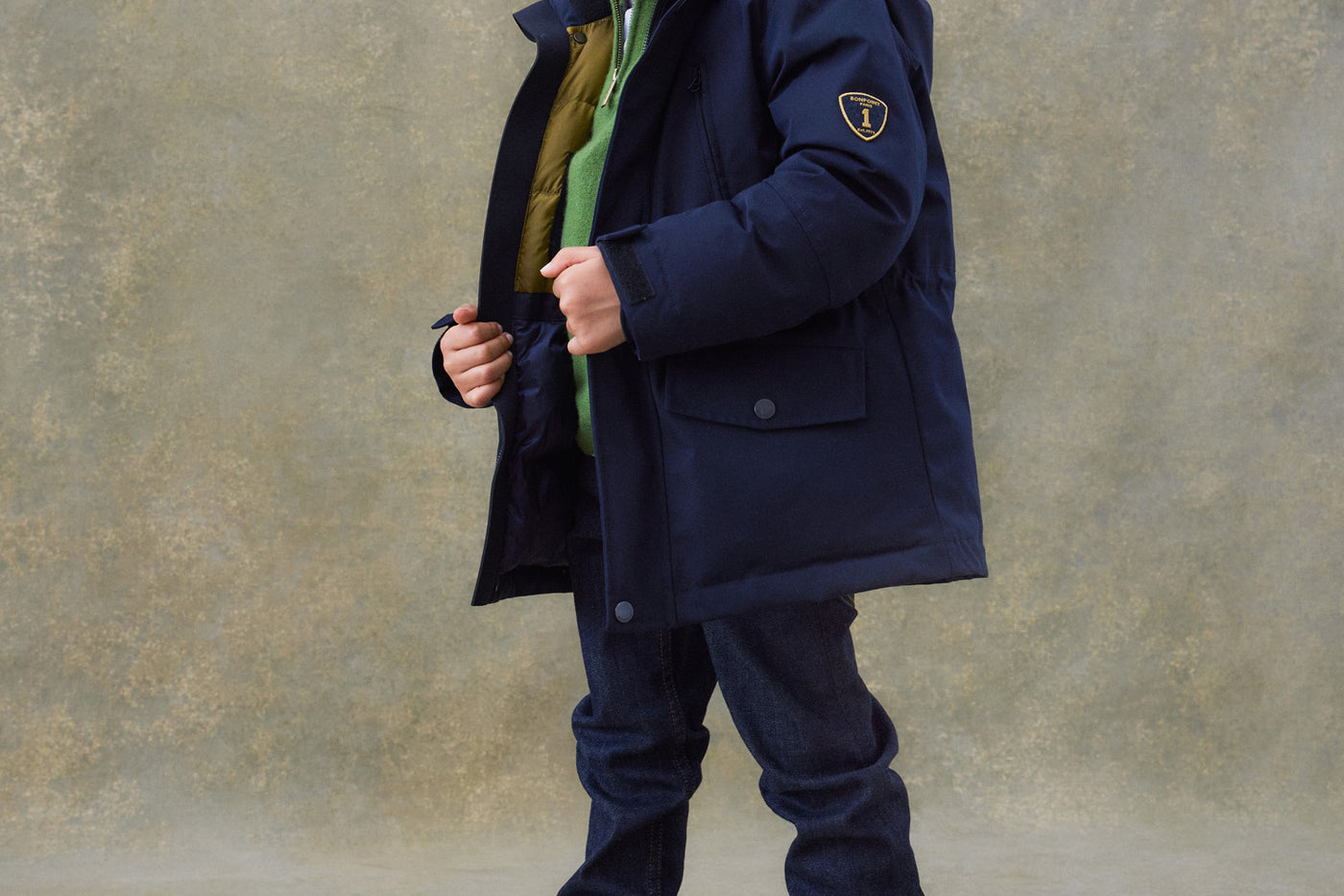 Invierno 2024 look con parka azul marino de niño