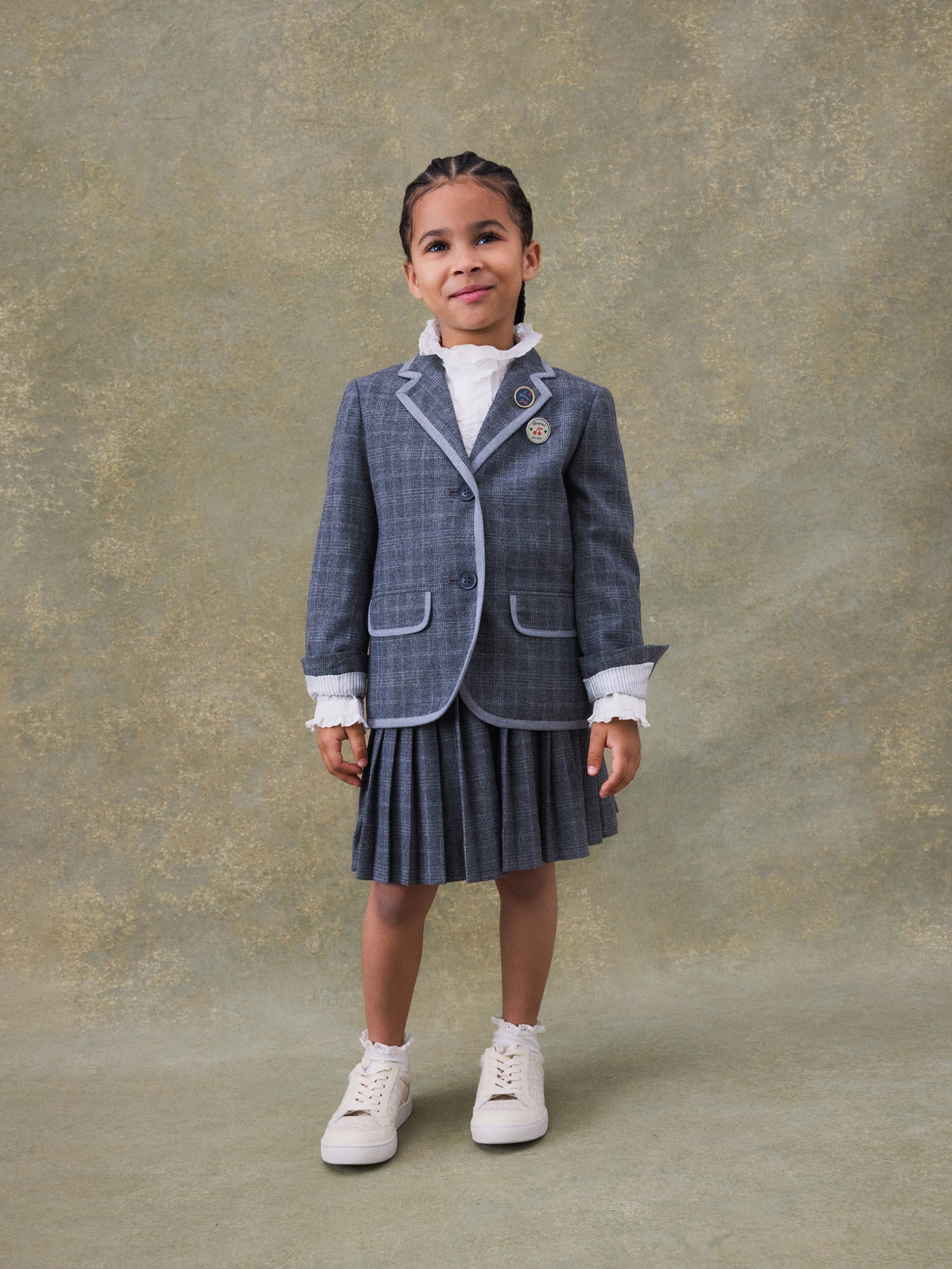 Invierno 2024 look con blazer de cuadros de niña
