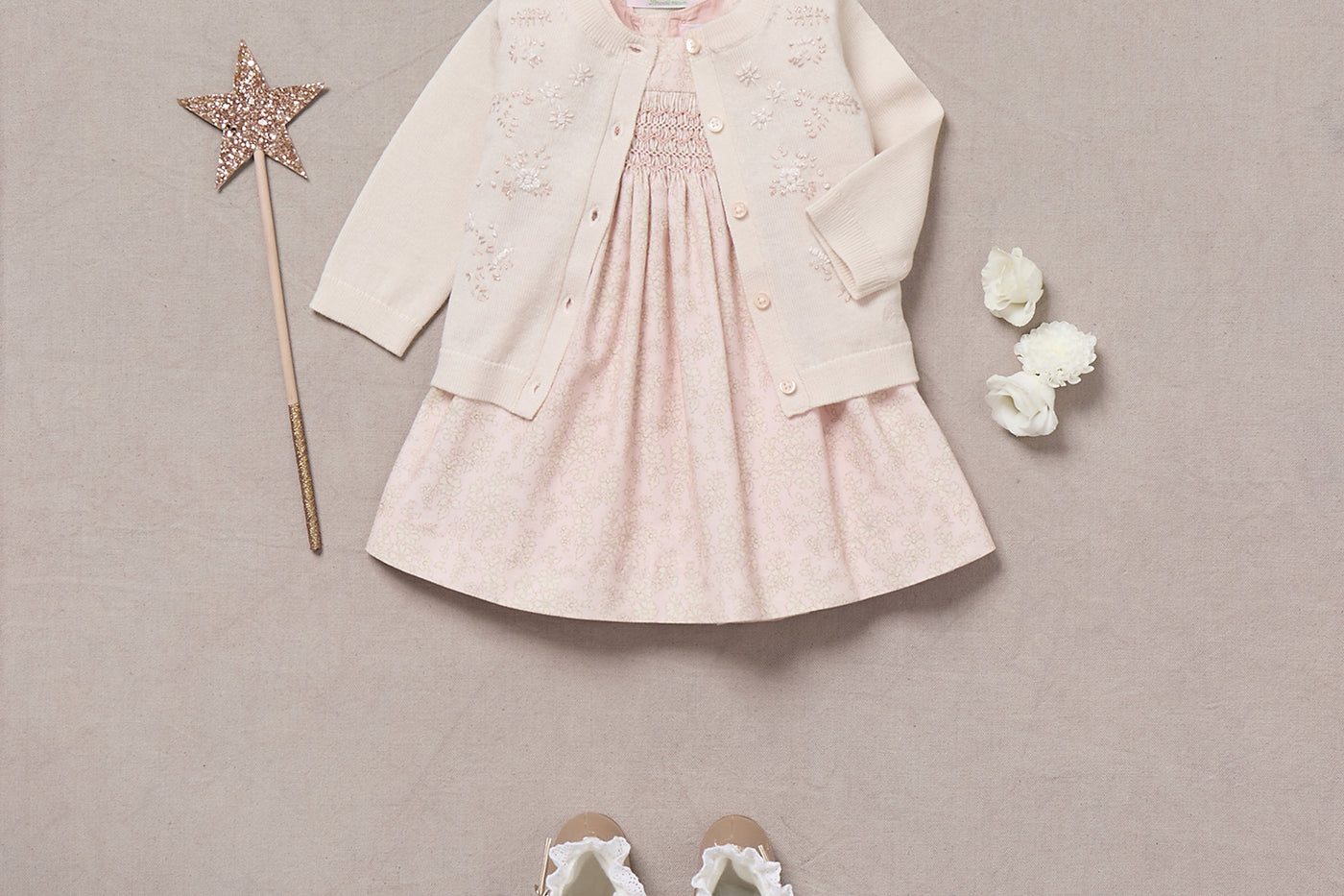 Look de bebé niña invierno 2024 - Cárdigan bordado a mano