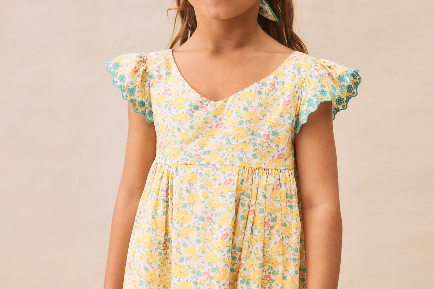 Look fille été 2025 Robe jaune en tissu Liberty