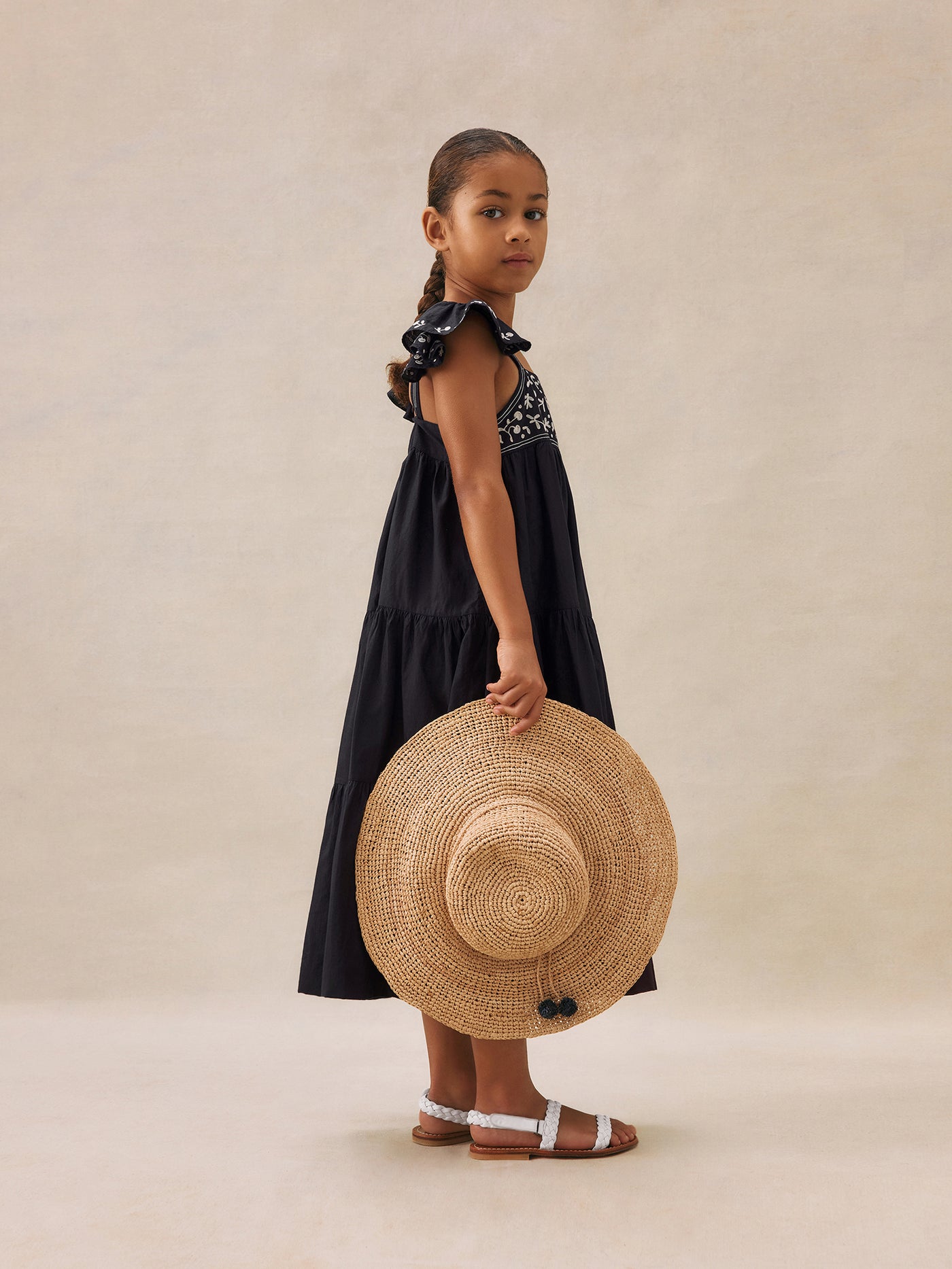 Mädchen-Sommerlook 2025 Schwarzes Kleid