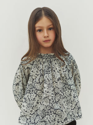 Bluse Blandine aus Liberty-Stoff gesmokt und handbestickt aus Bio-Baumwolle