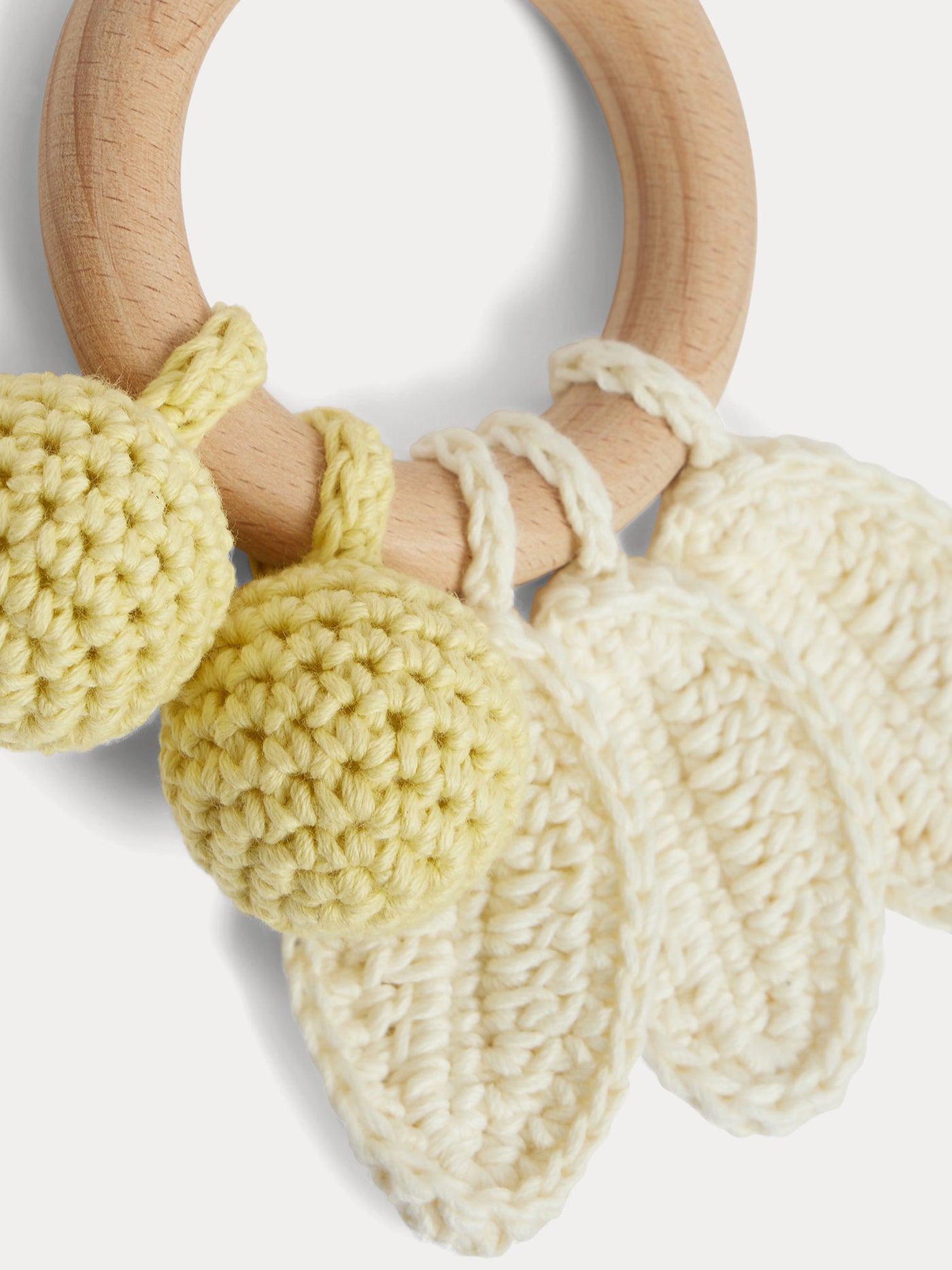 Hochet Becherrymini en tricot jaune
