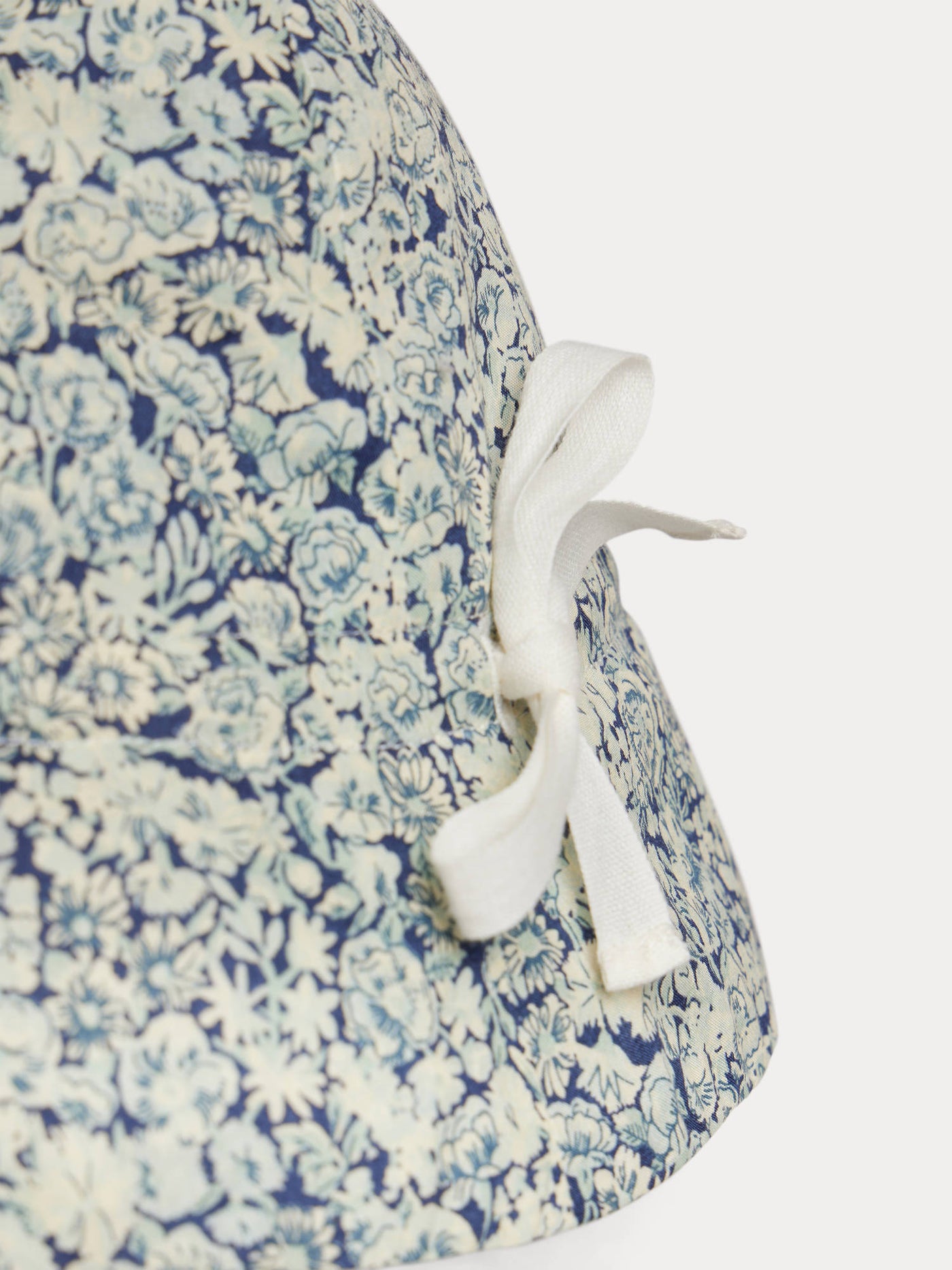 Hut Grigri mit blauen Blumen aus Liberty-Stoff aus Bio-Baumwolle