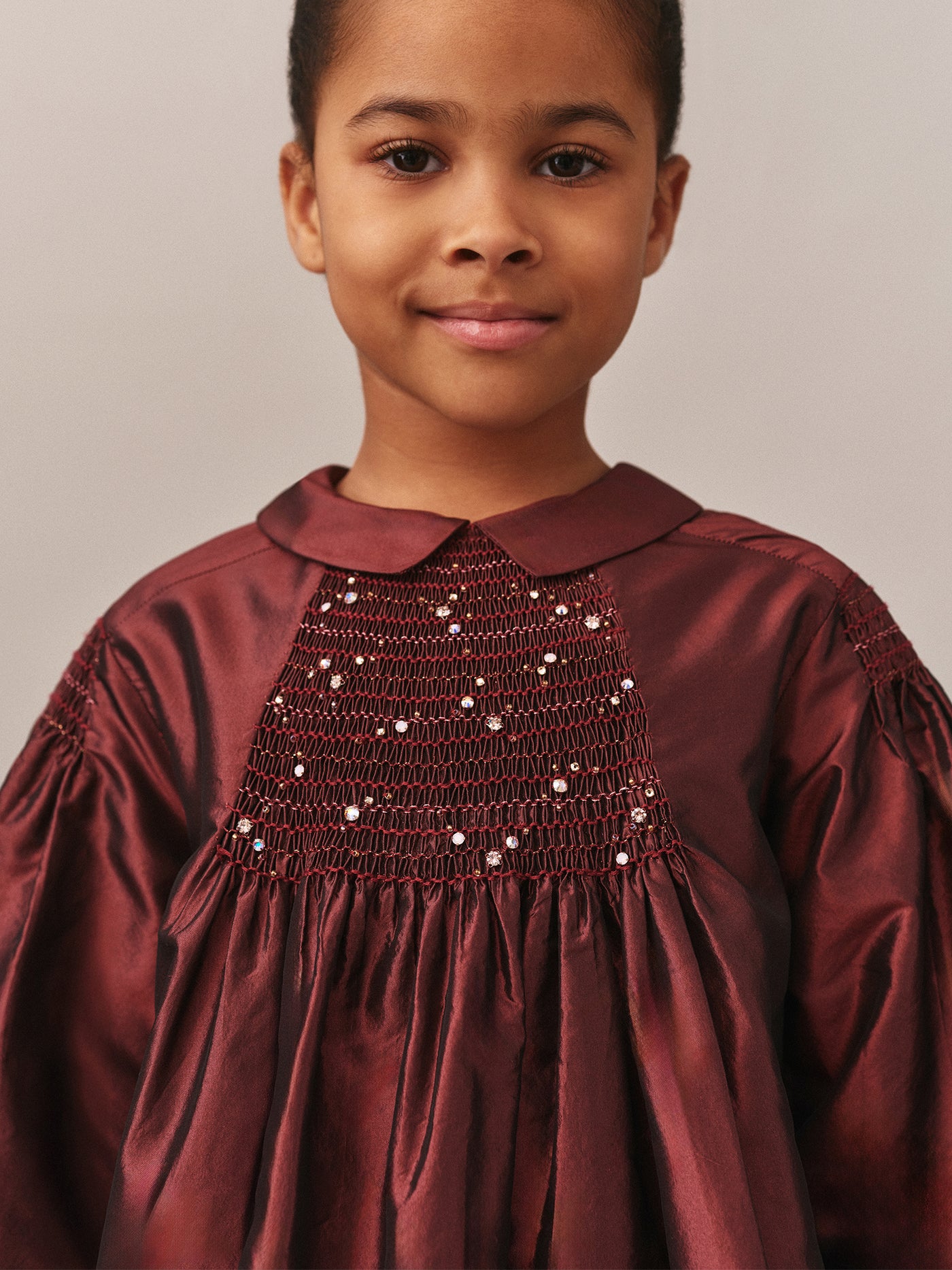 Robe Jeanne smockée et brodée en soie