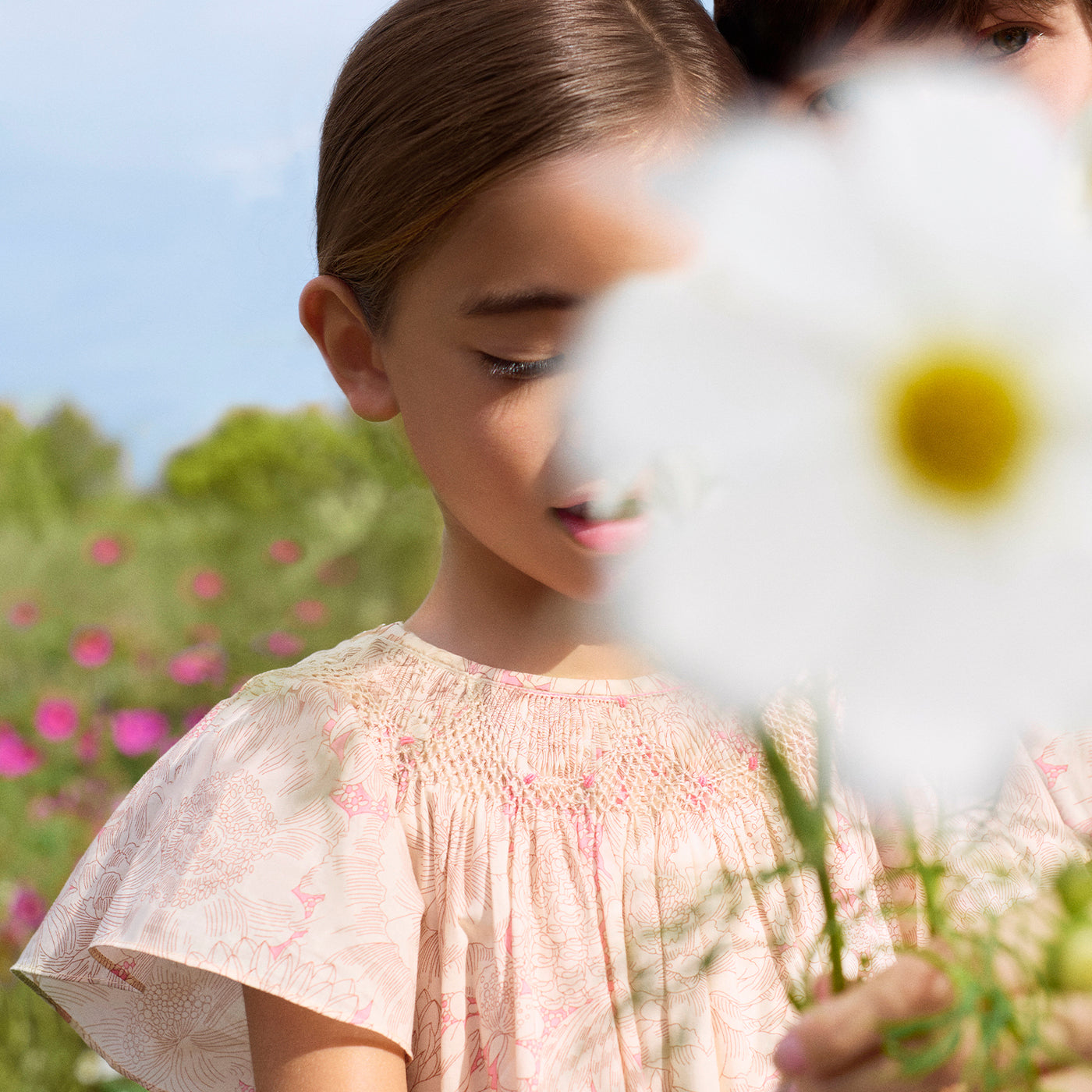 Blouse Adelice smockée et brodée main en tissu Liberty en coton biologique