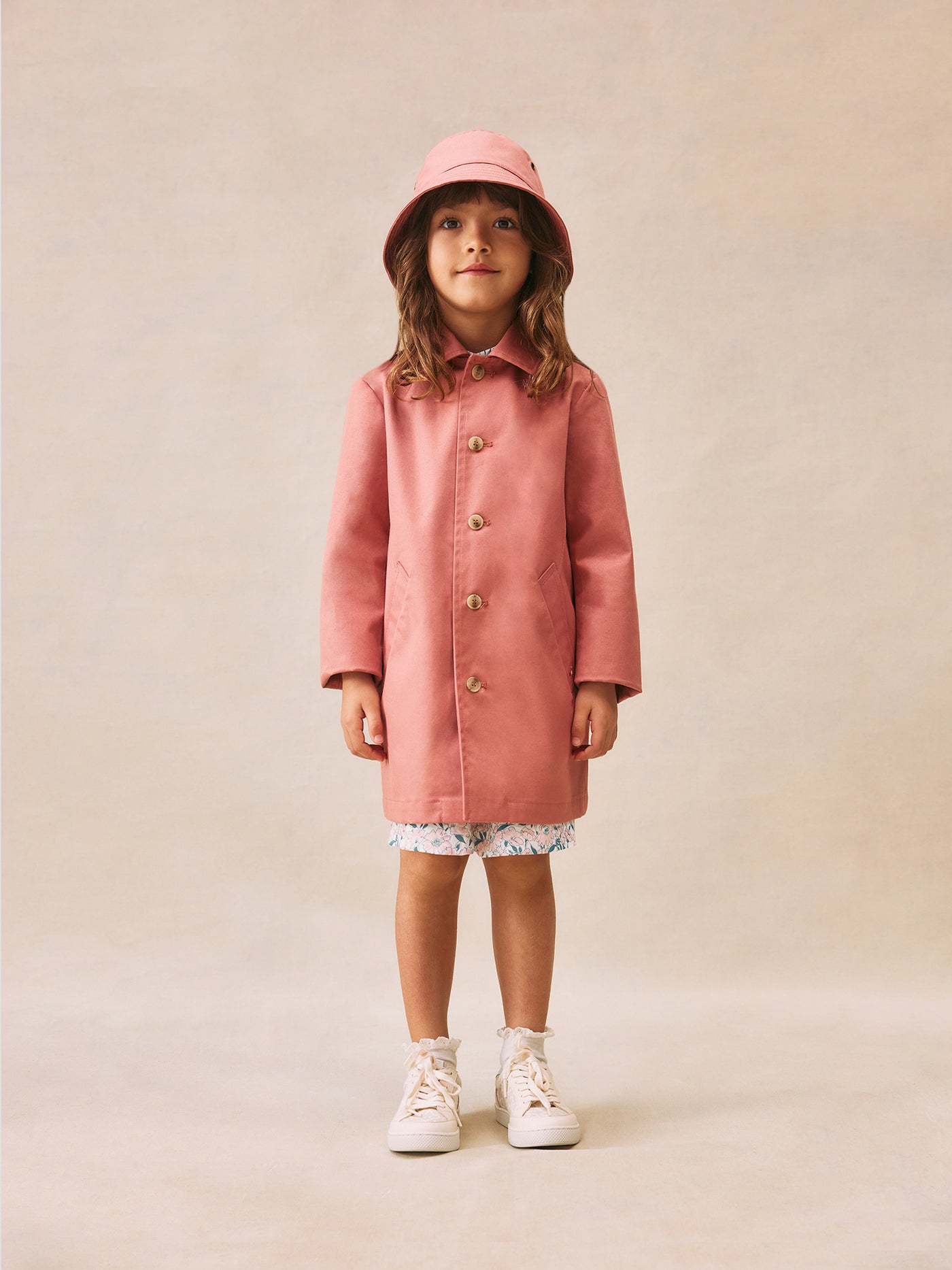 Look de niña verano 2025 Abrigo rosa