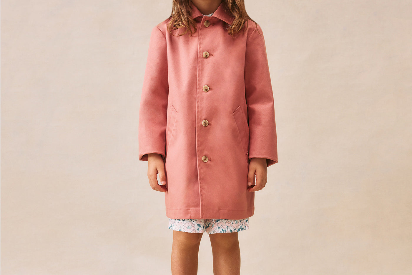 Look de niña verano 2025 Abrigo rosa