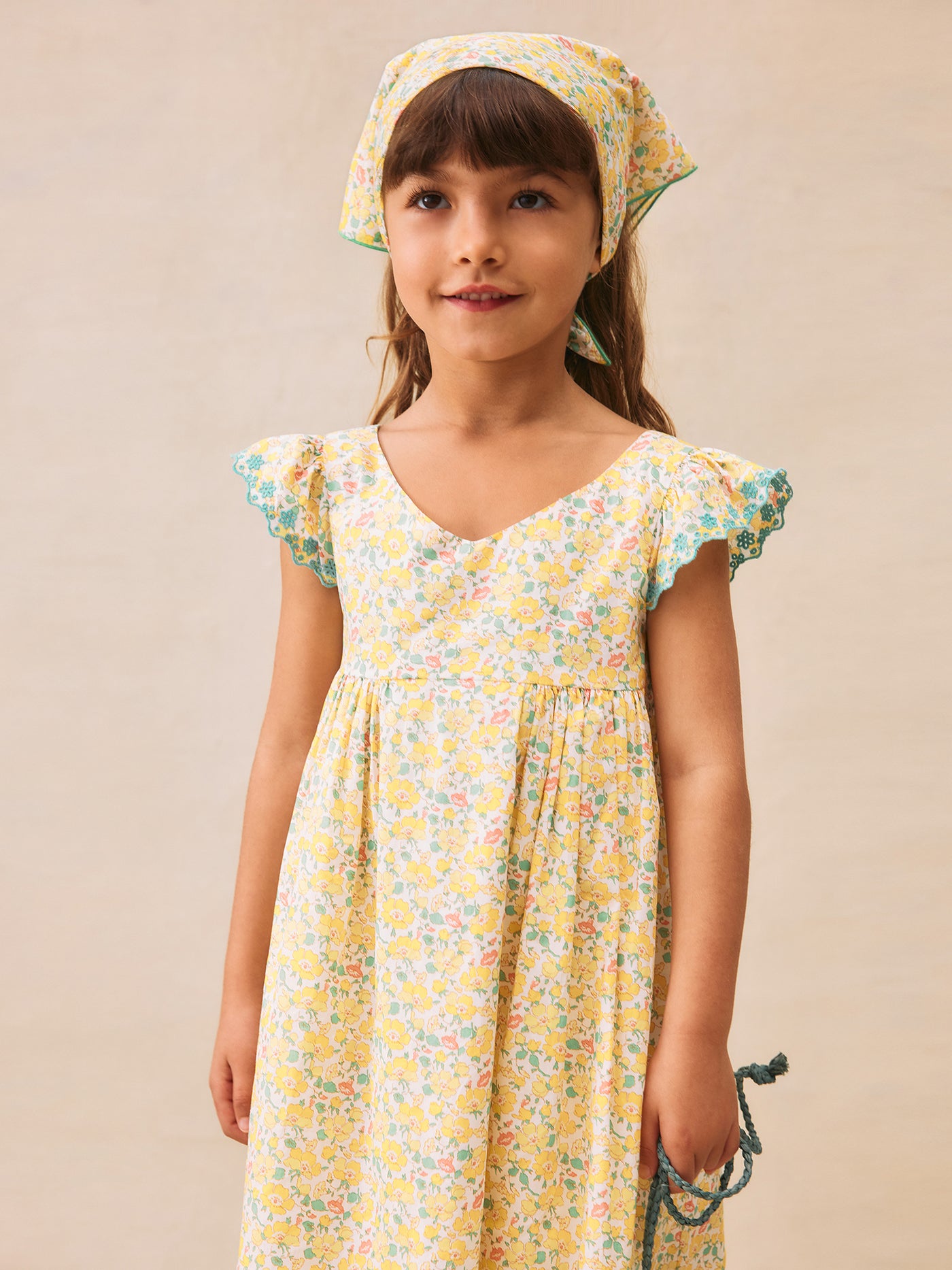 Look de niña verano 2025 Vestido amarillo en tejido Liberty