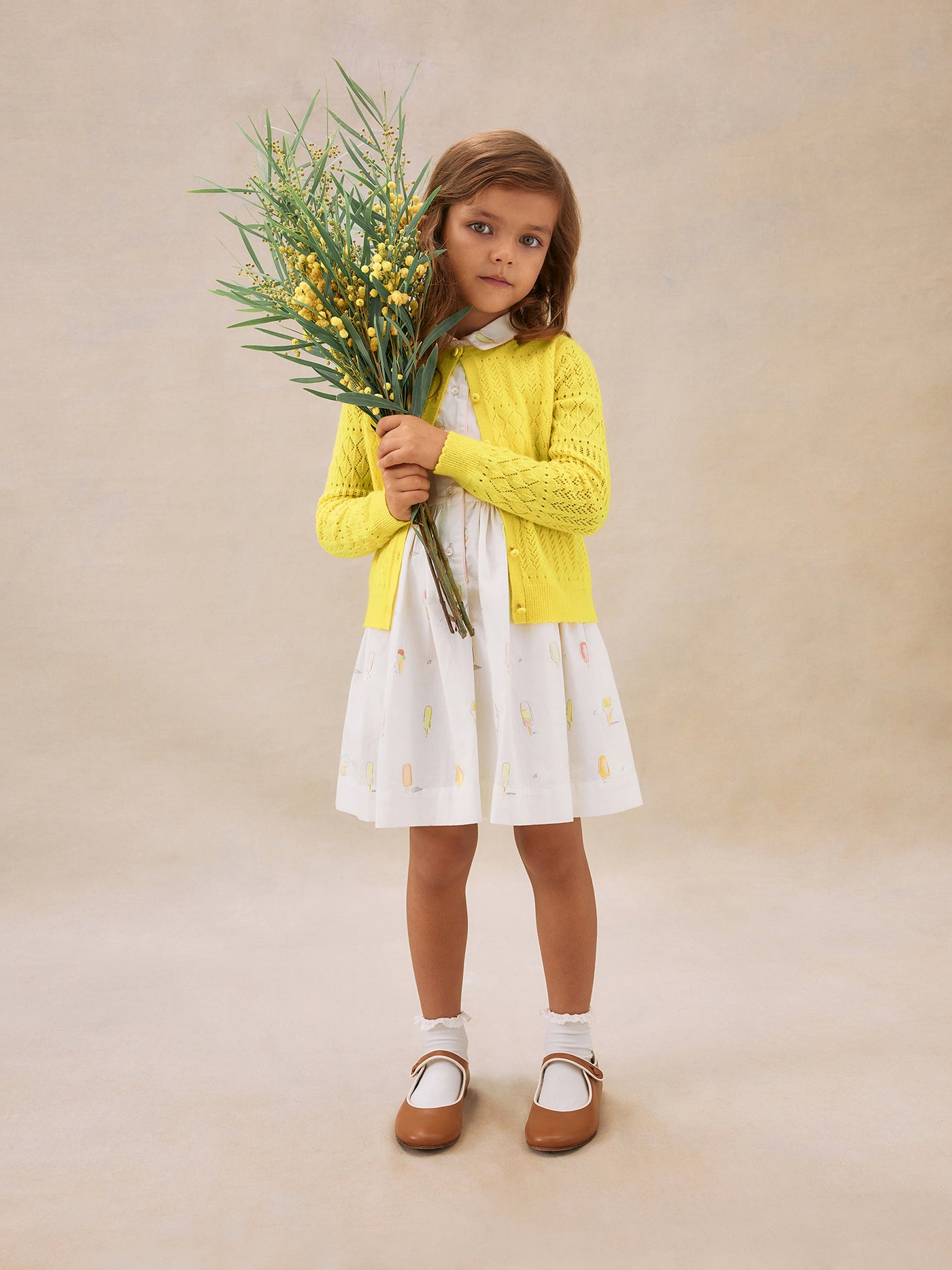Look de niña verano 2025 Cárdigan amarillo
