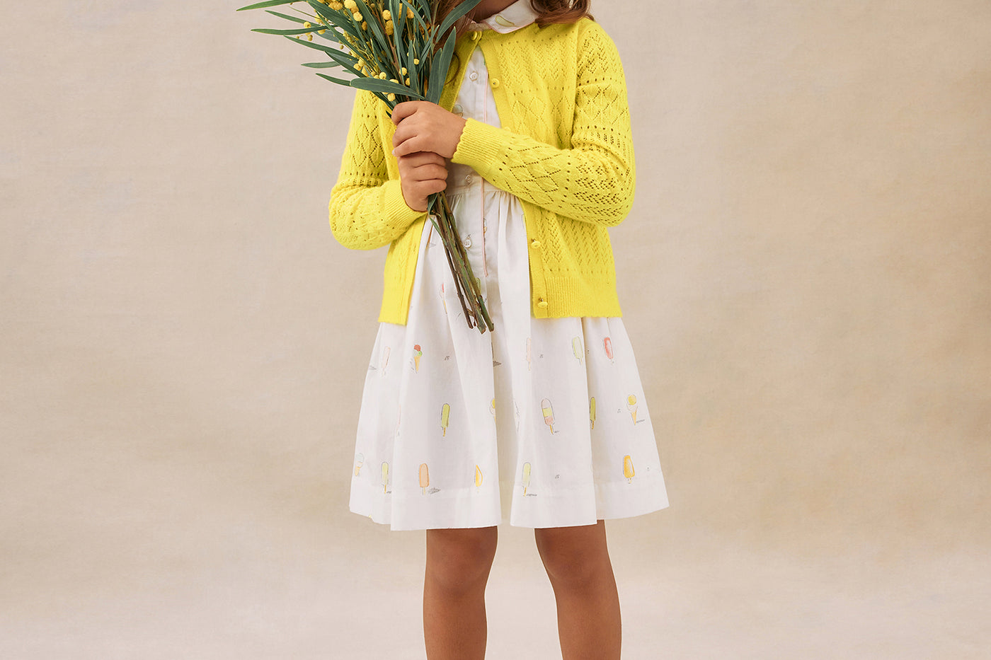 Look de niña verano 2025 Cárdigan amarillo