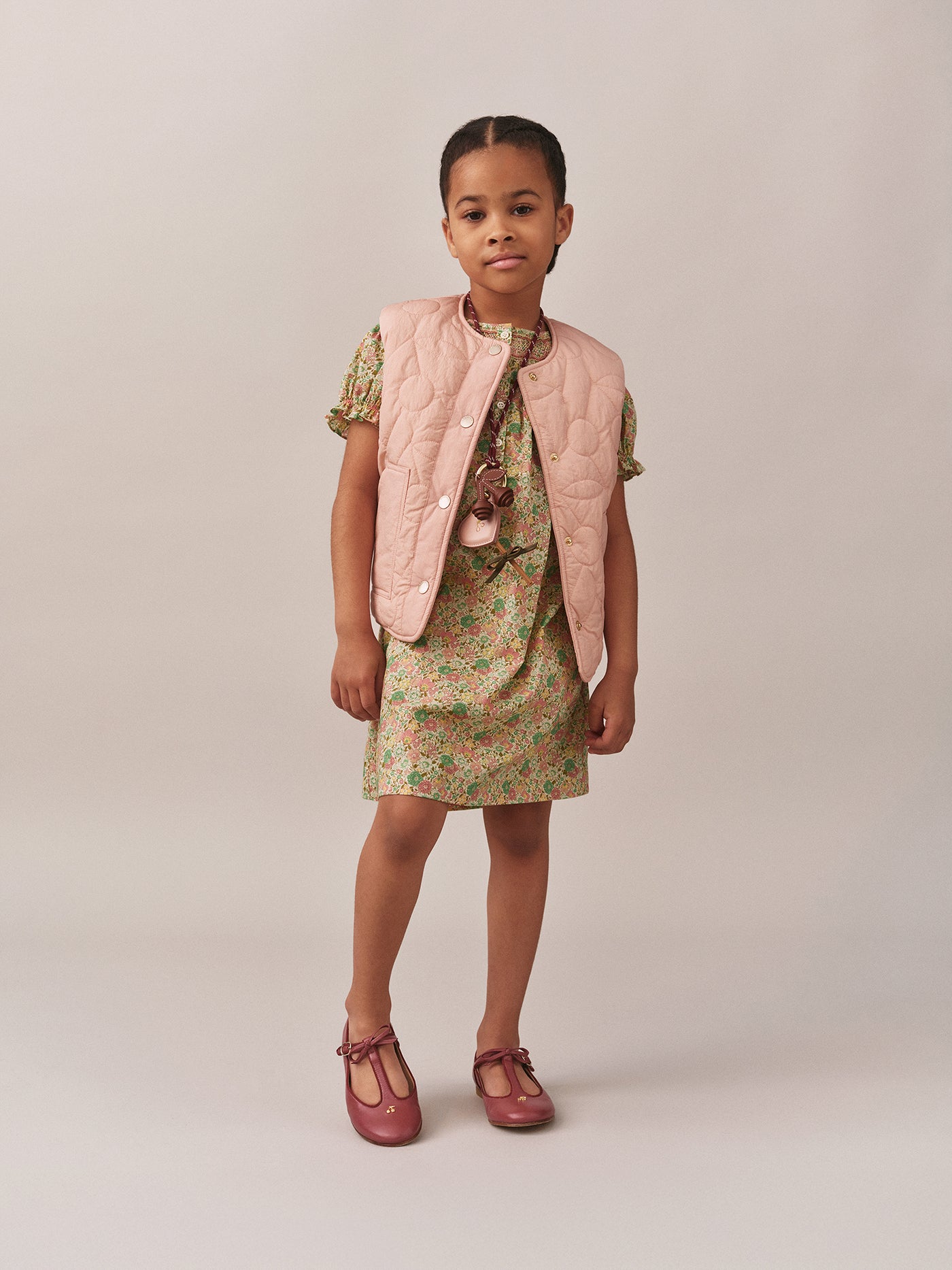 Look de niña invierno 2025 - Chaqueta rosa