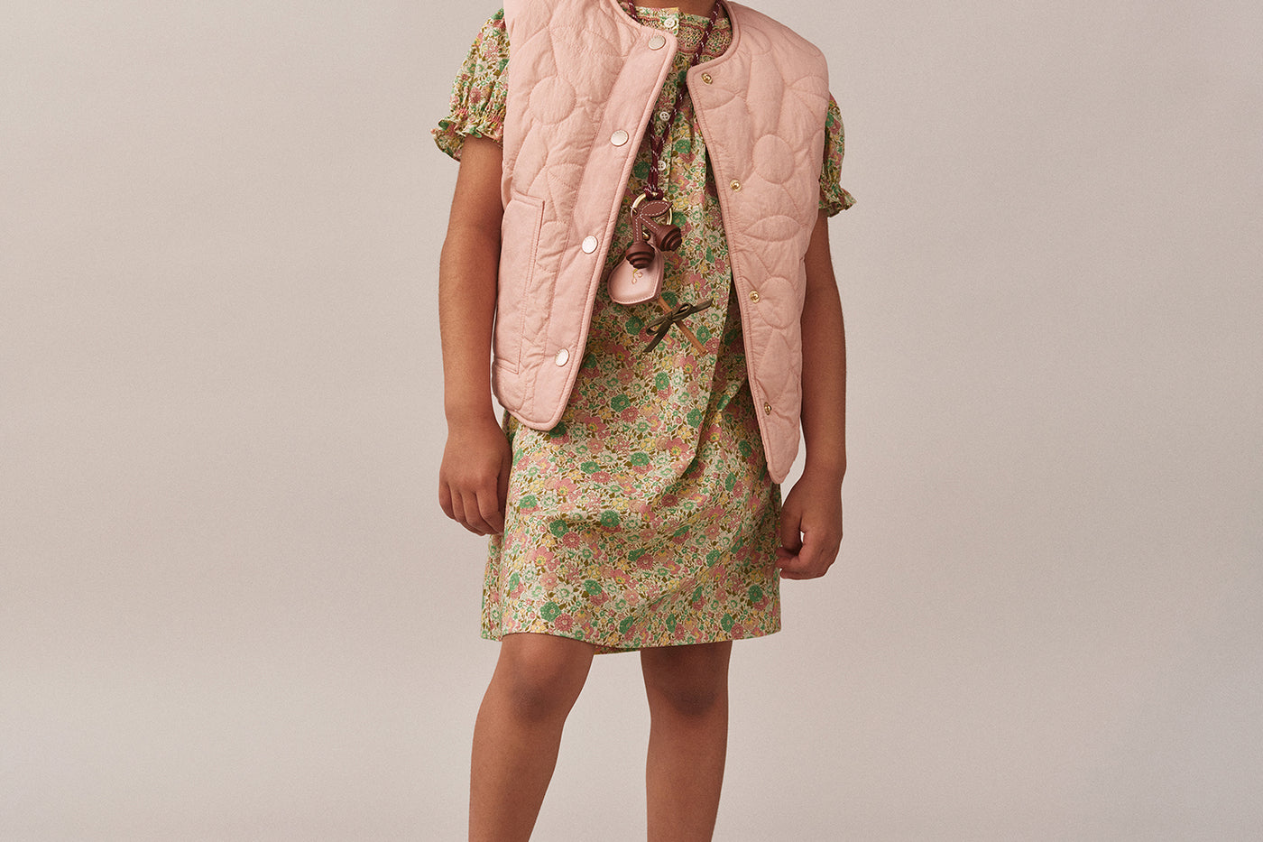Look de niña invierno 2025 - Chaqueta rosa