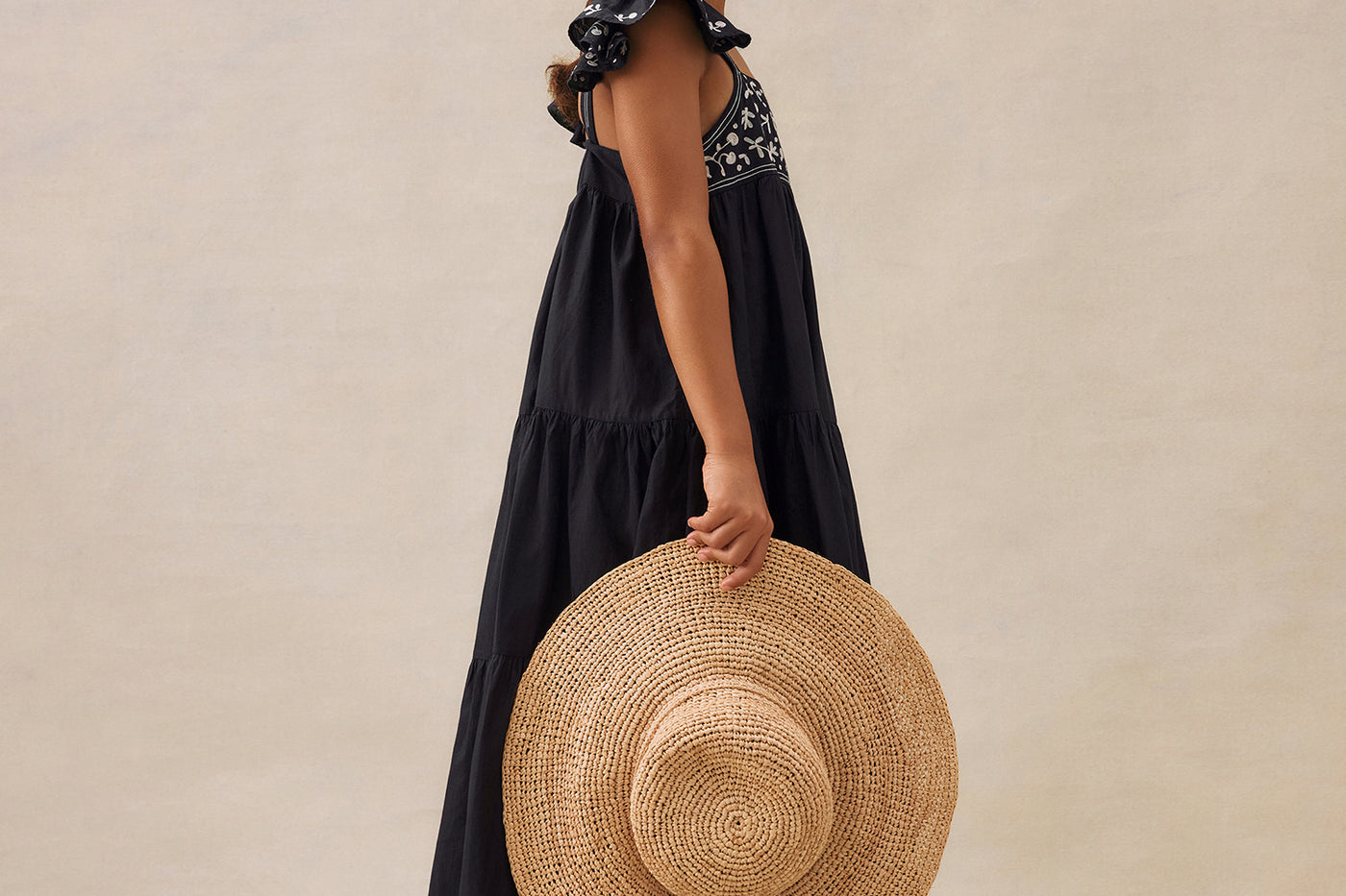 Look de niña verano 2025 Vestido negro