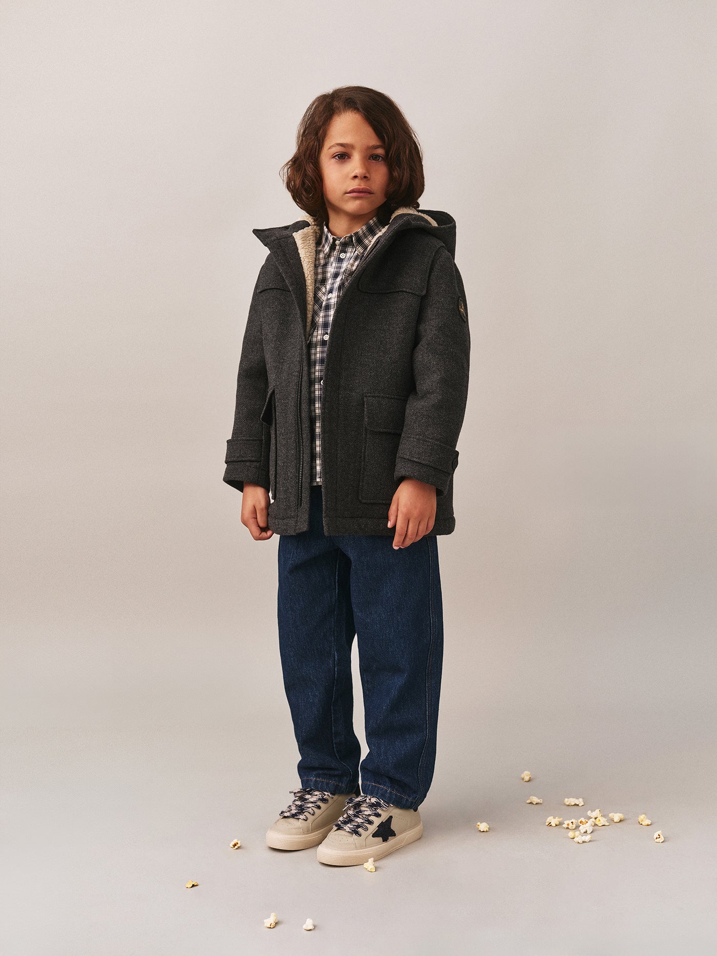 Look de niño invierno 2025 - Abrigo gris jaspeado
