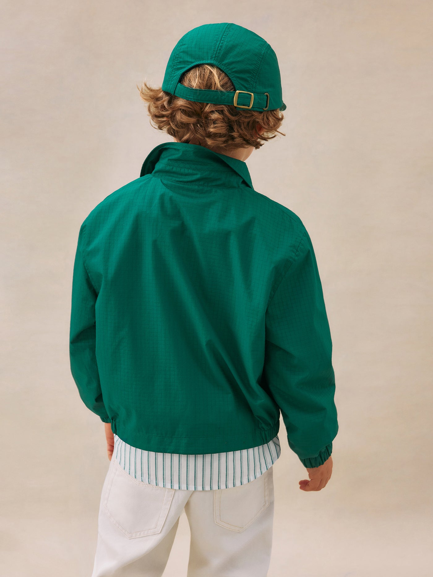 Look de niño verano 2025 Chaqueta verde