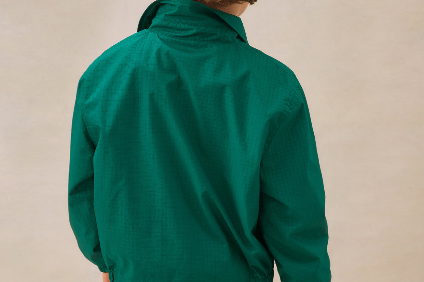 Look de niño verano 2025 Chaqueta verde