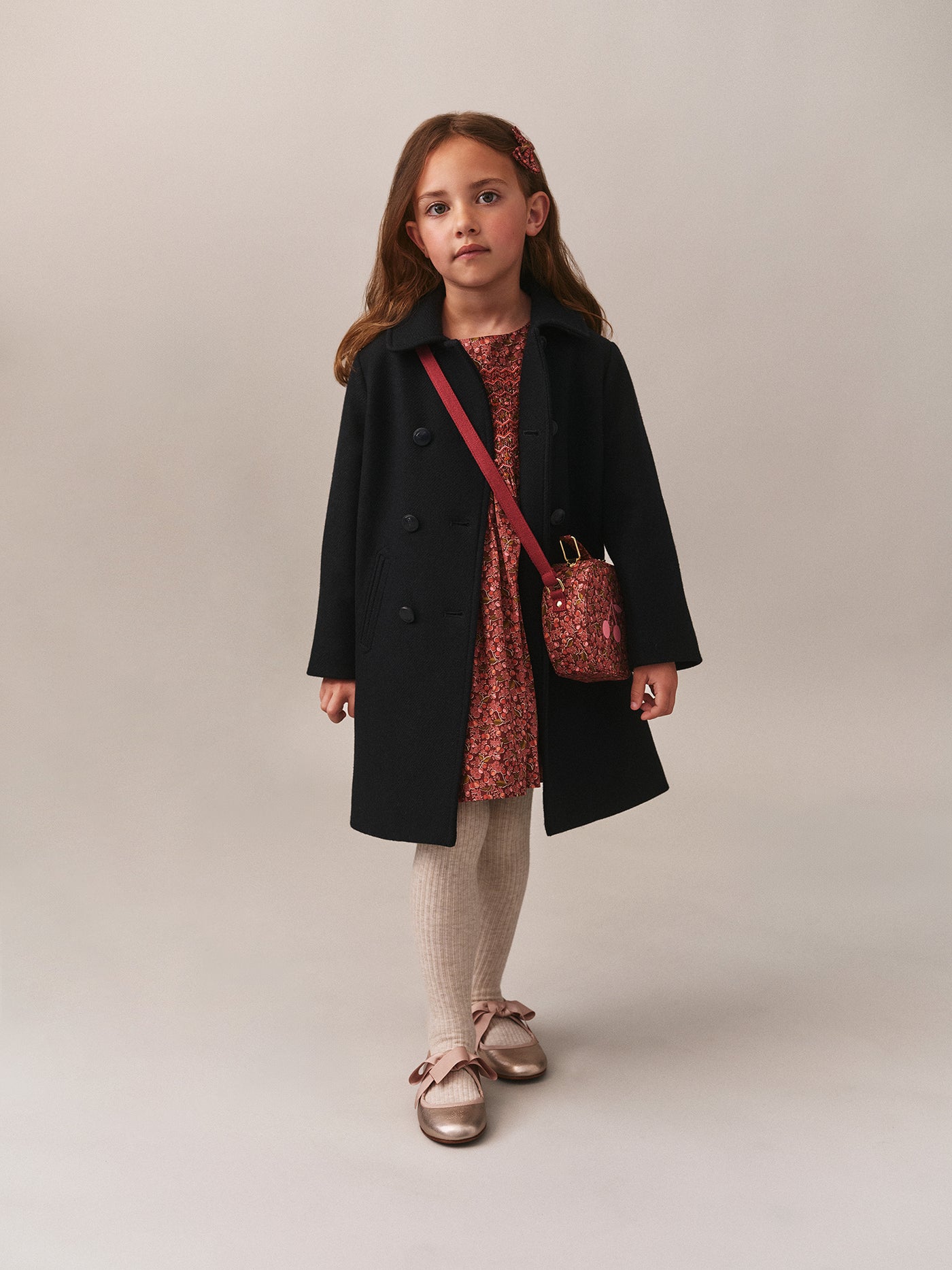 Look de niña invierno 2025 - Abrigo azul marino