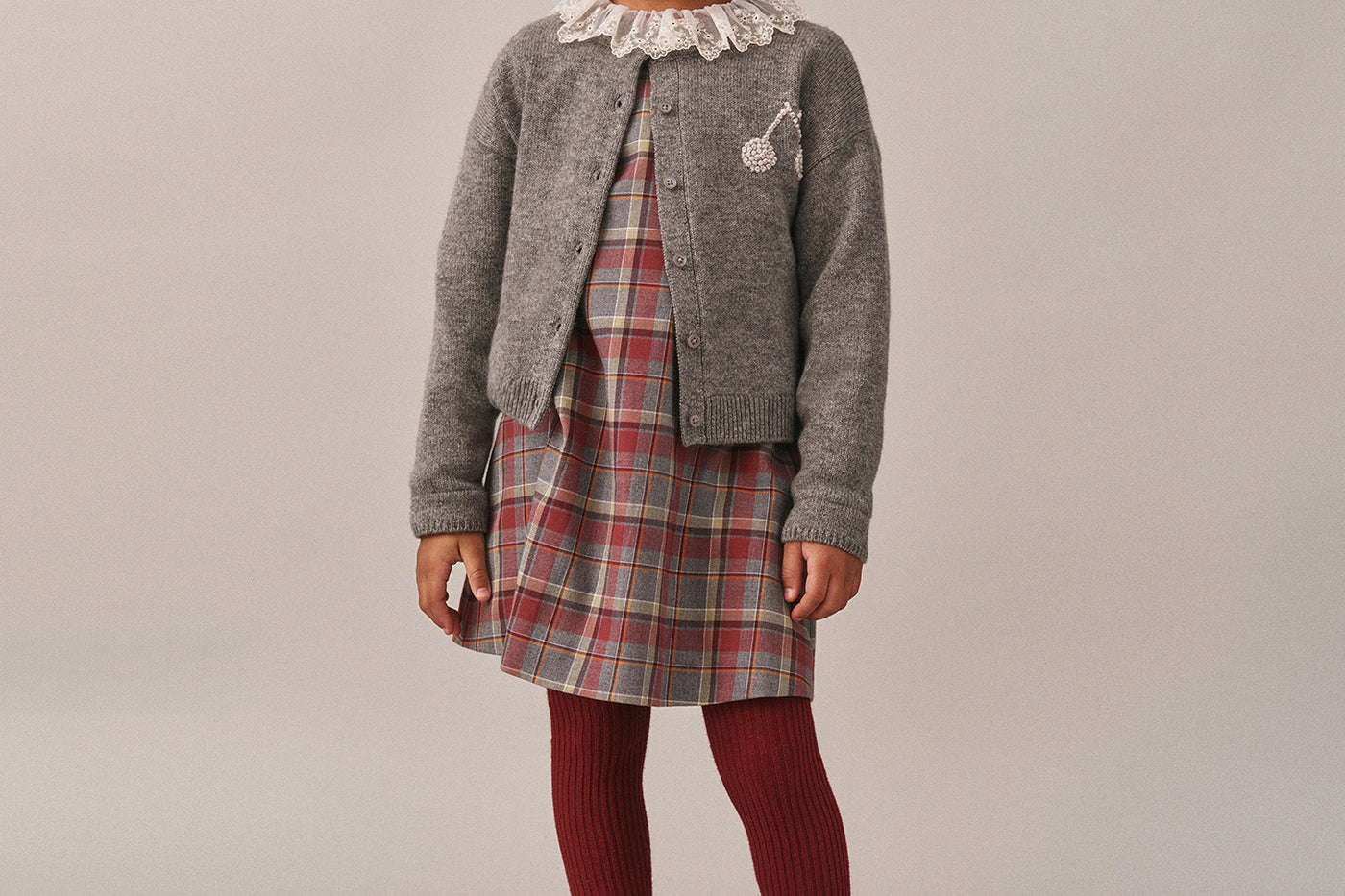 Mädchen Winterlook 2025 – Kariertes Kleid