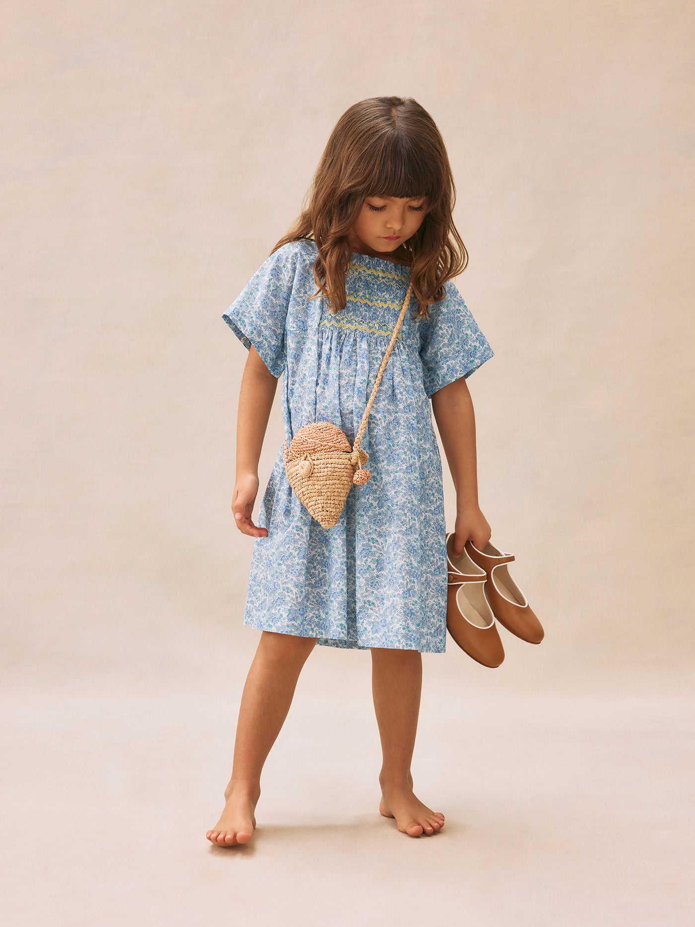 Look de niña verano 2025 Vestido azul en tejido Liberty