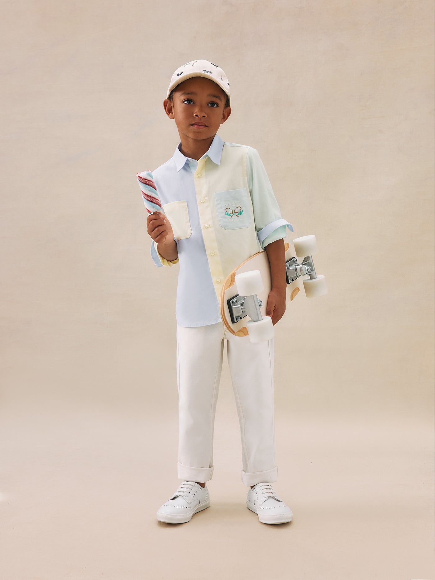 Look de niño verano 2025 Camisa colorblock