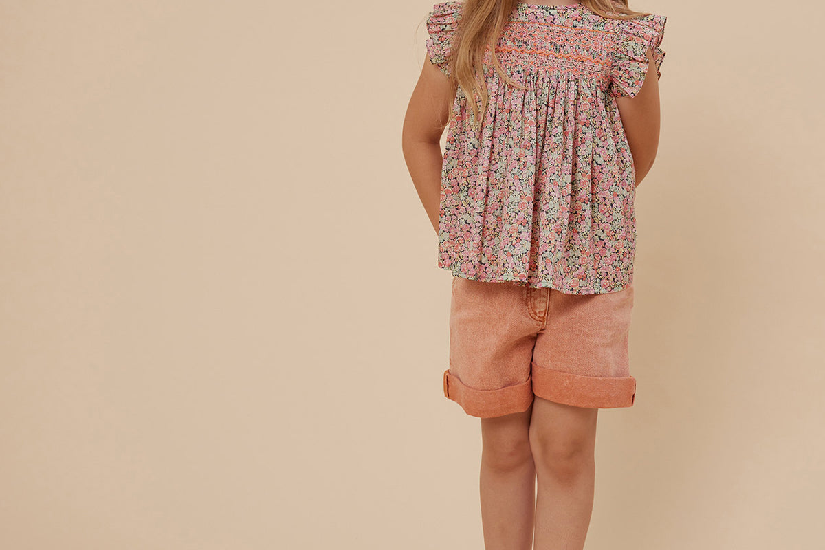 Crucero 2024 look con blusa de tejido Liberty de niña