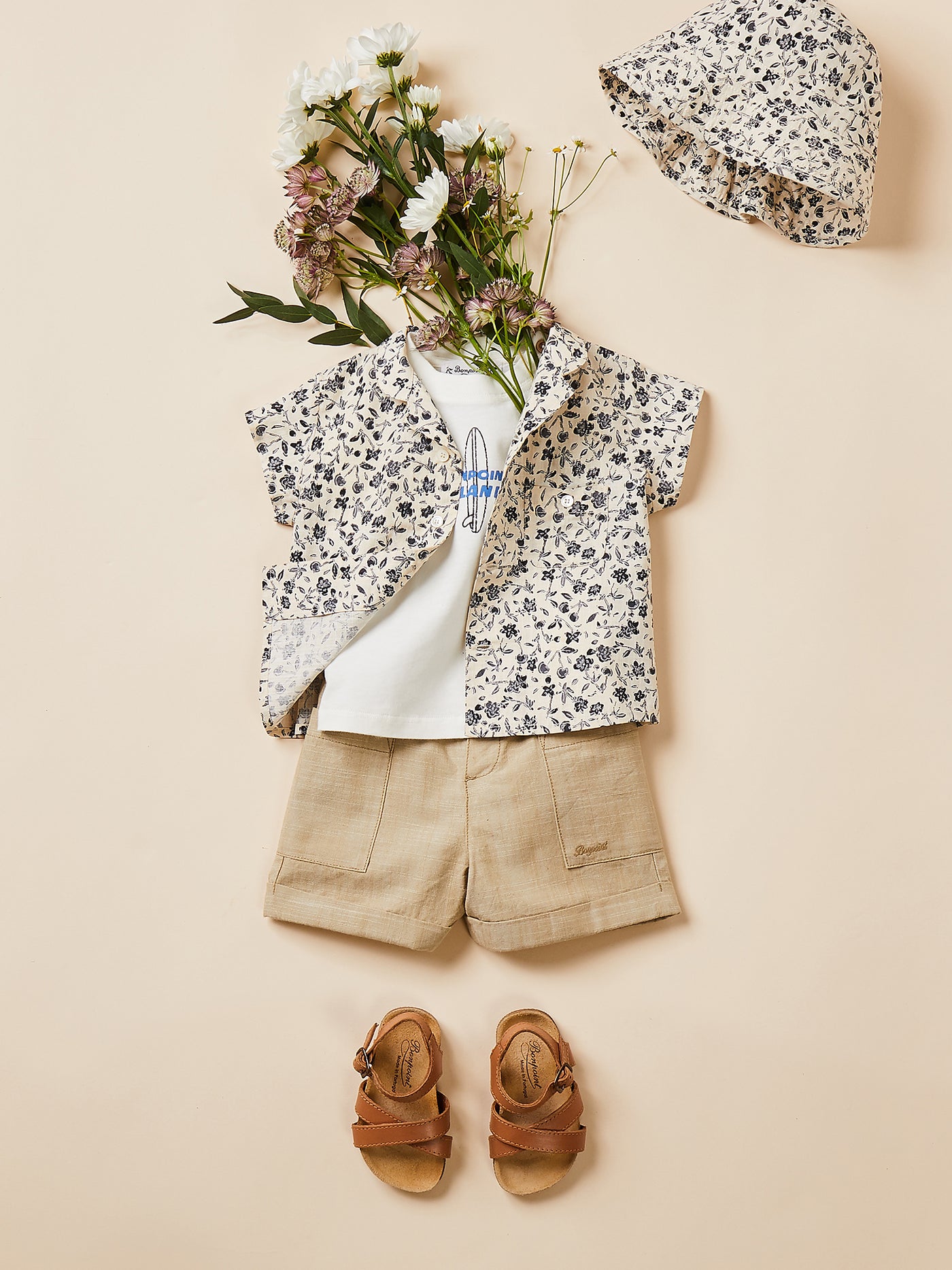 Cruise 2024 look con camisa estampada de bebé niño