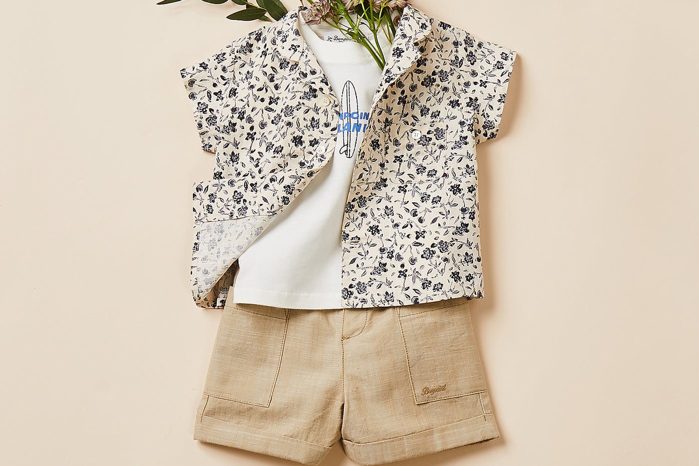 Cruise 2024 look con camisa estampada de bebé niño