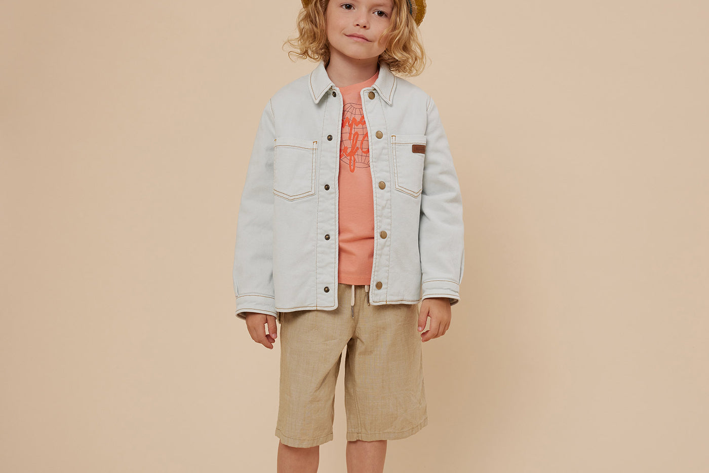 Cruise 2024 look con sobrecamisa vaquera de niño