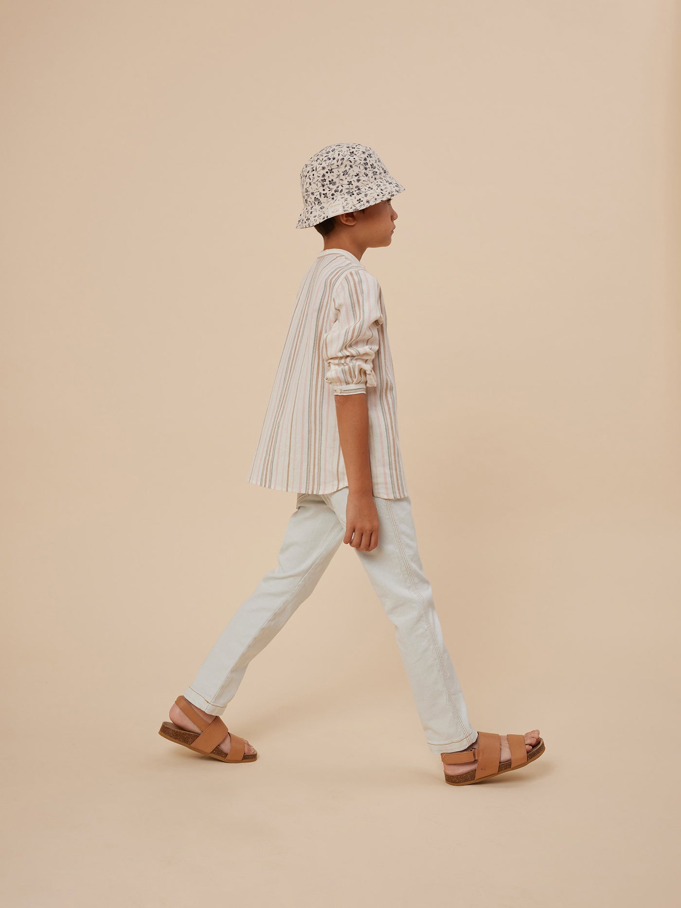 Cruise 2024 look con camisa de rayas de niño