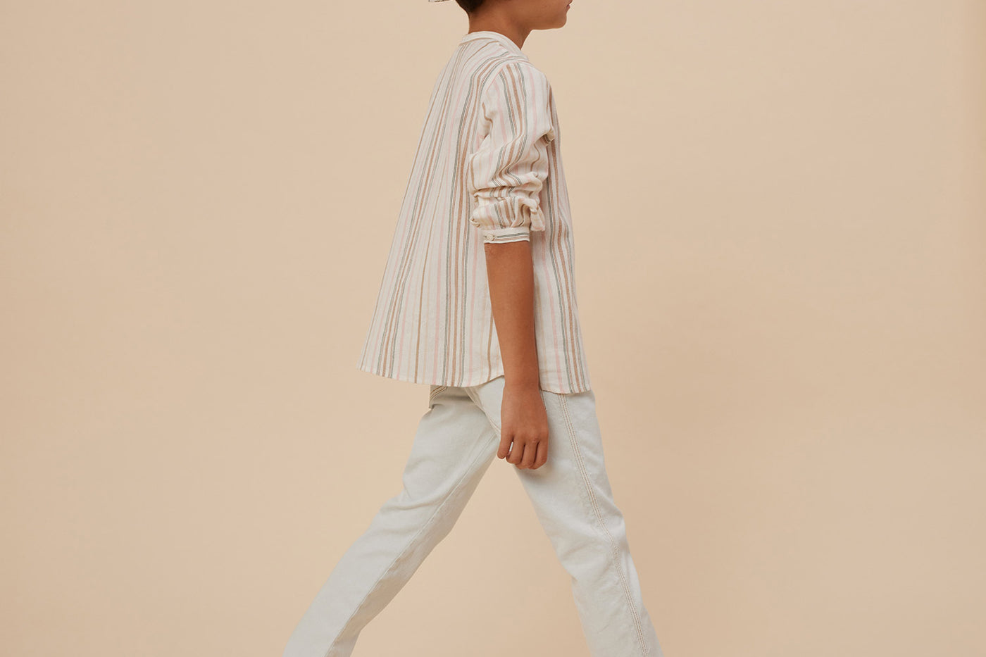 Cruise 2024 look con camisa de rayas de niño