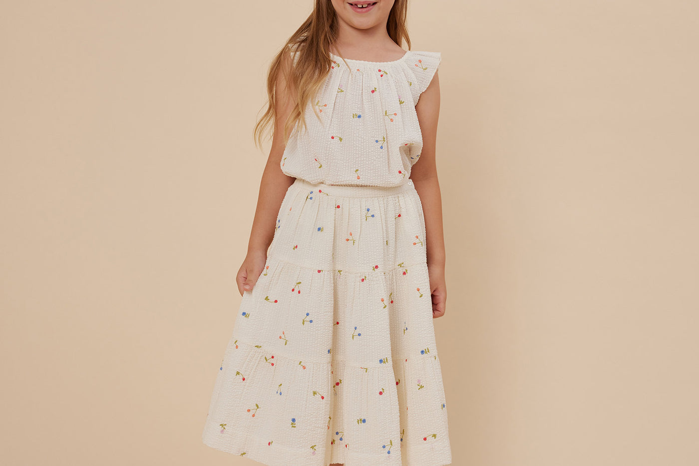 Crucero 2024 look con blusa y falda de seersucker de niña