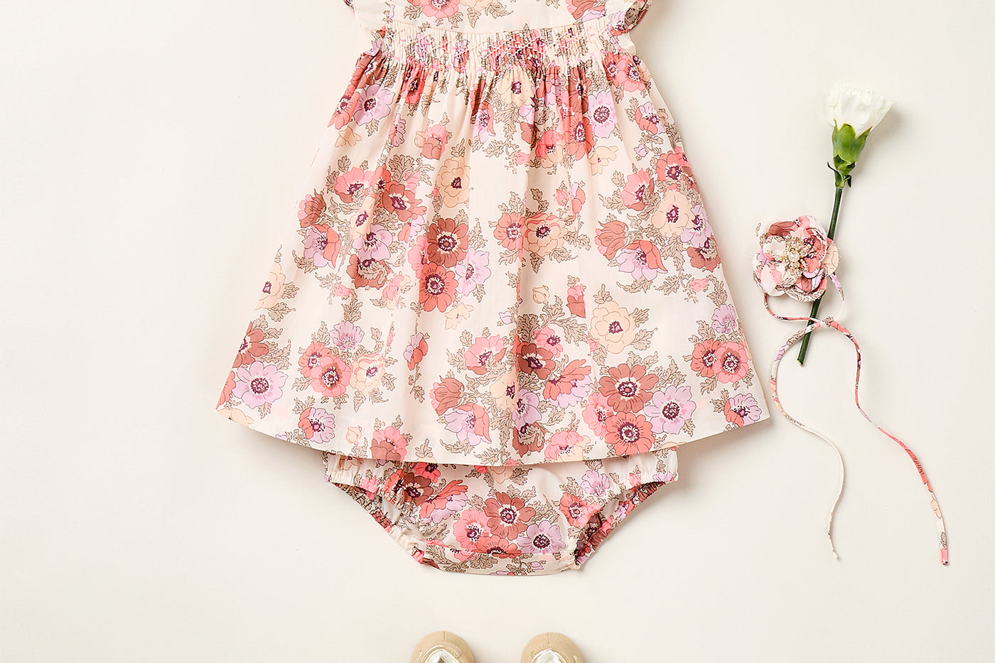 Verano 2025 Look de bebé niña - Vestido floral con punto smock