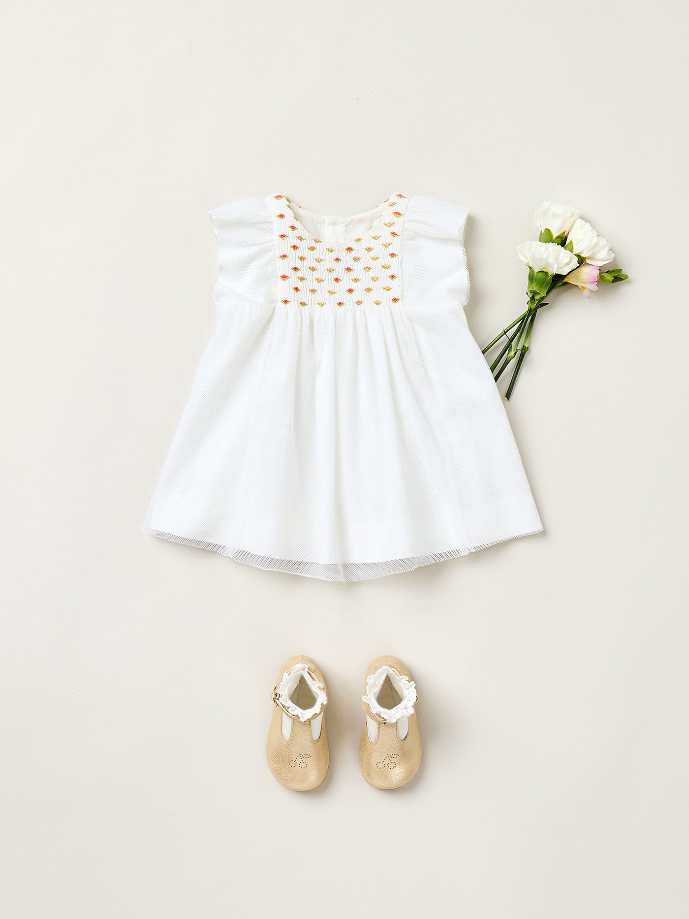 Verano 2025 Look de bebé niña - Vestido blanco con punto smock bordado