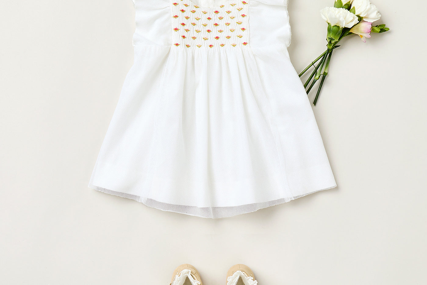 Verano 2025 Look de bebé niña - Vestido blanco con punto smock bordado