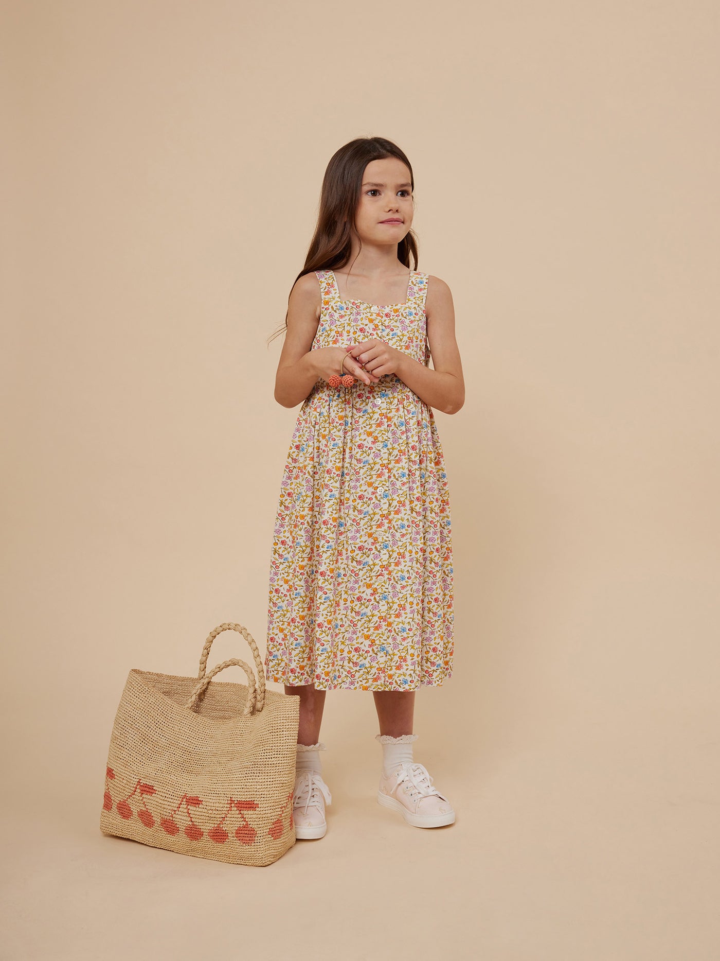 Crucero 2024 look con vestido floral de niña