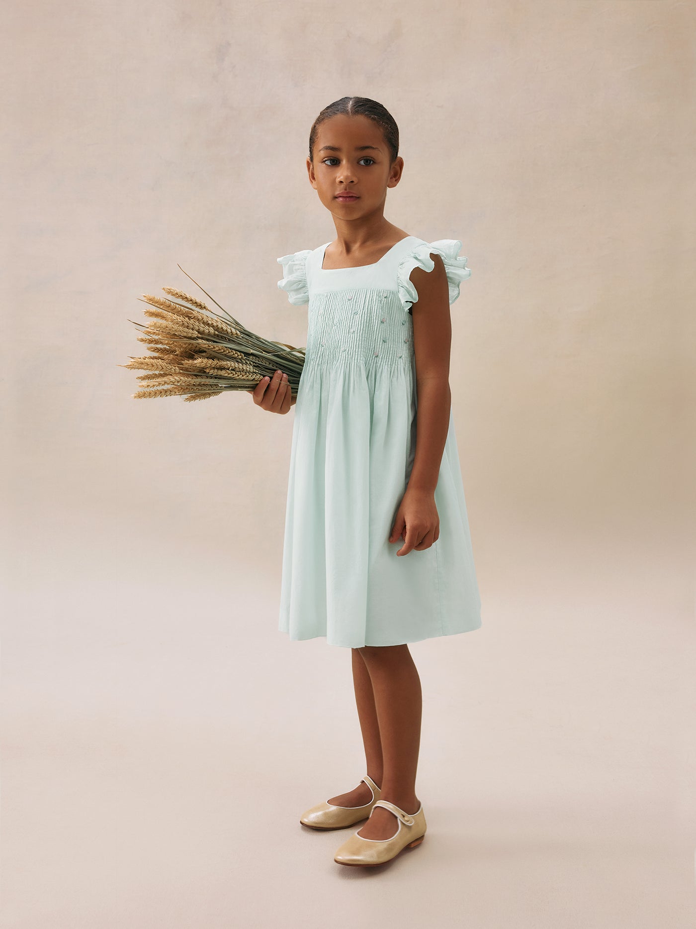Look de niña verano 2025 Vestido azul elegante