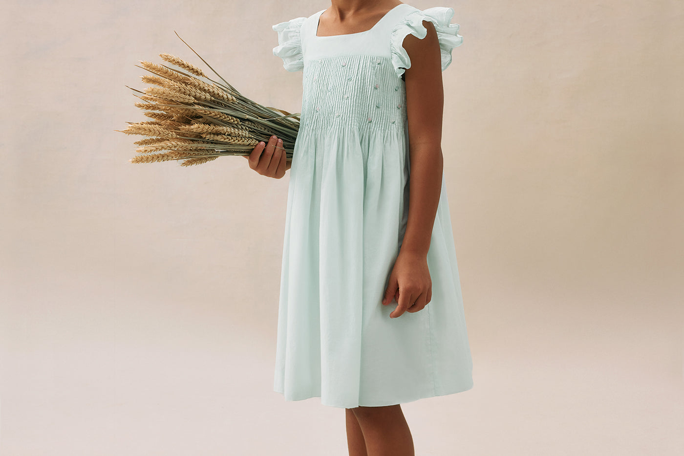 Look de niña verano 2025 Vestido azul elegante