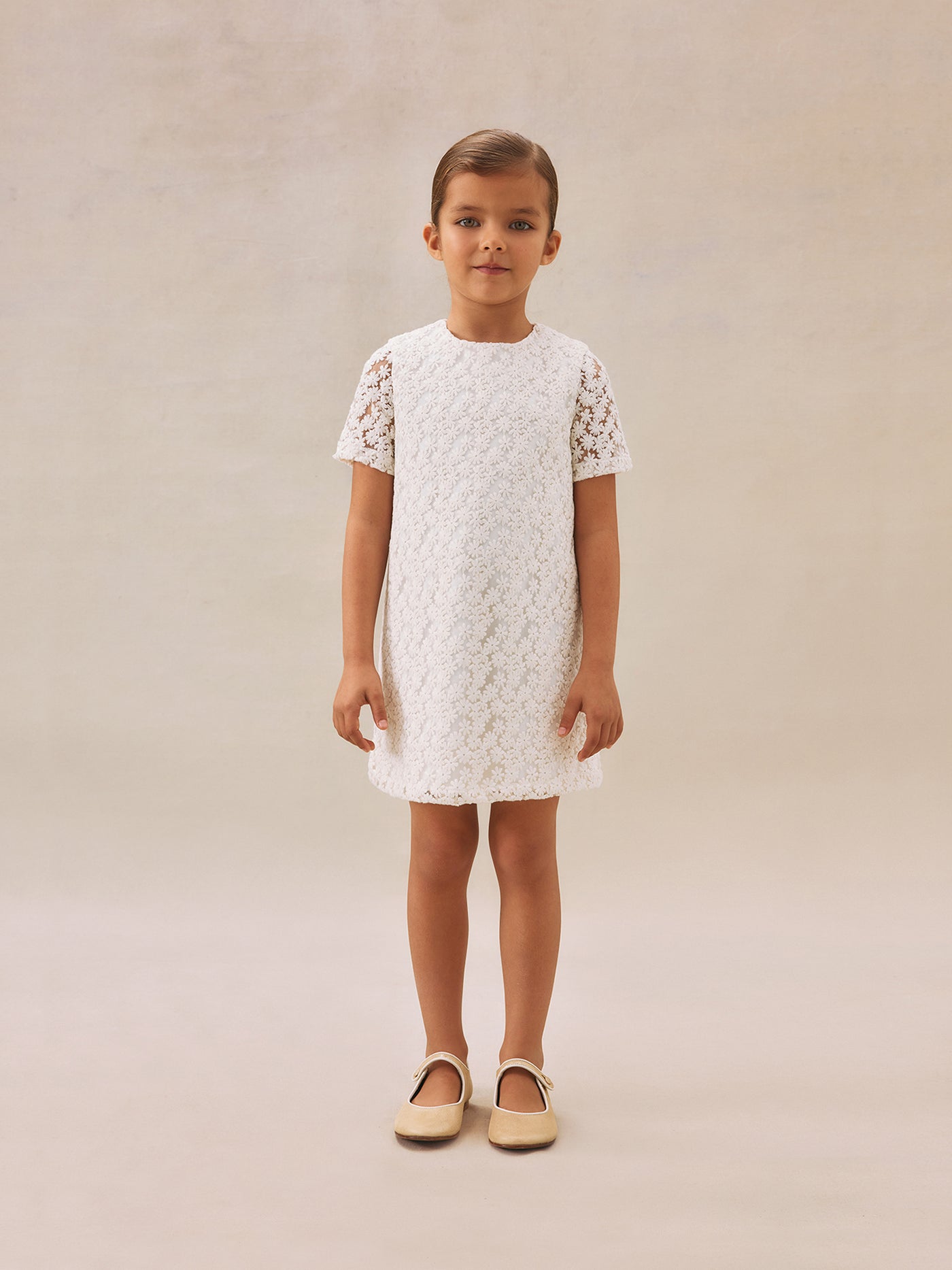 Look de niña verano 2025 Vestido blanco fantasía