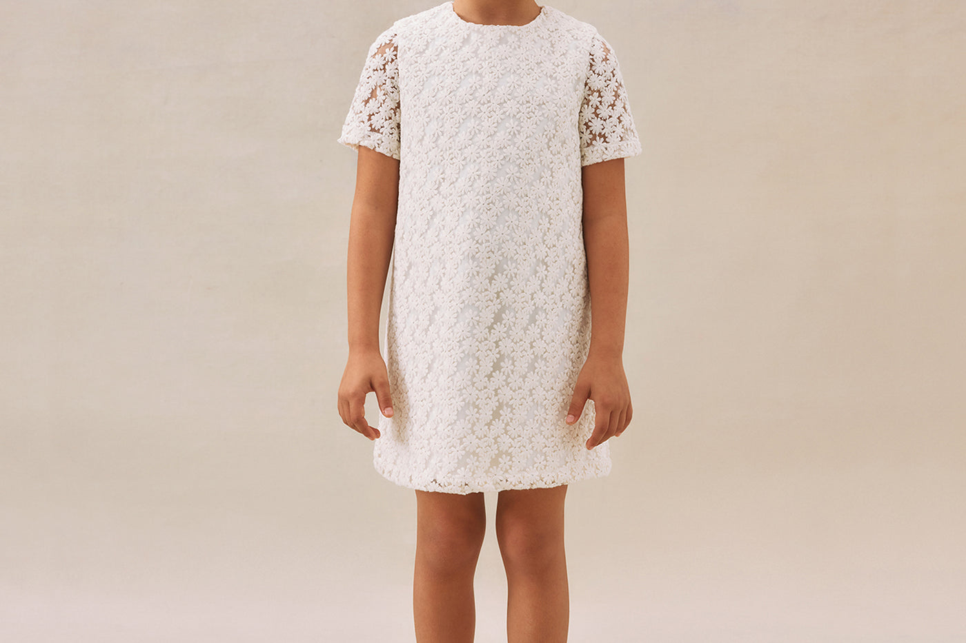 Look de niña verano 2025 Vestido blanco fantasía