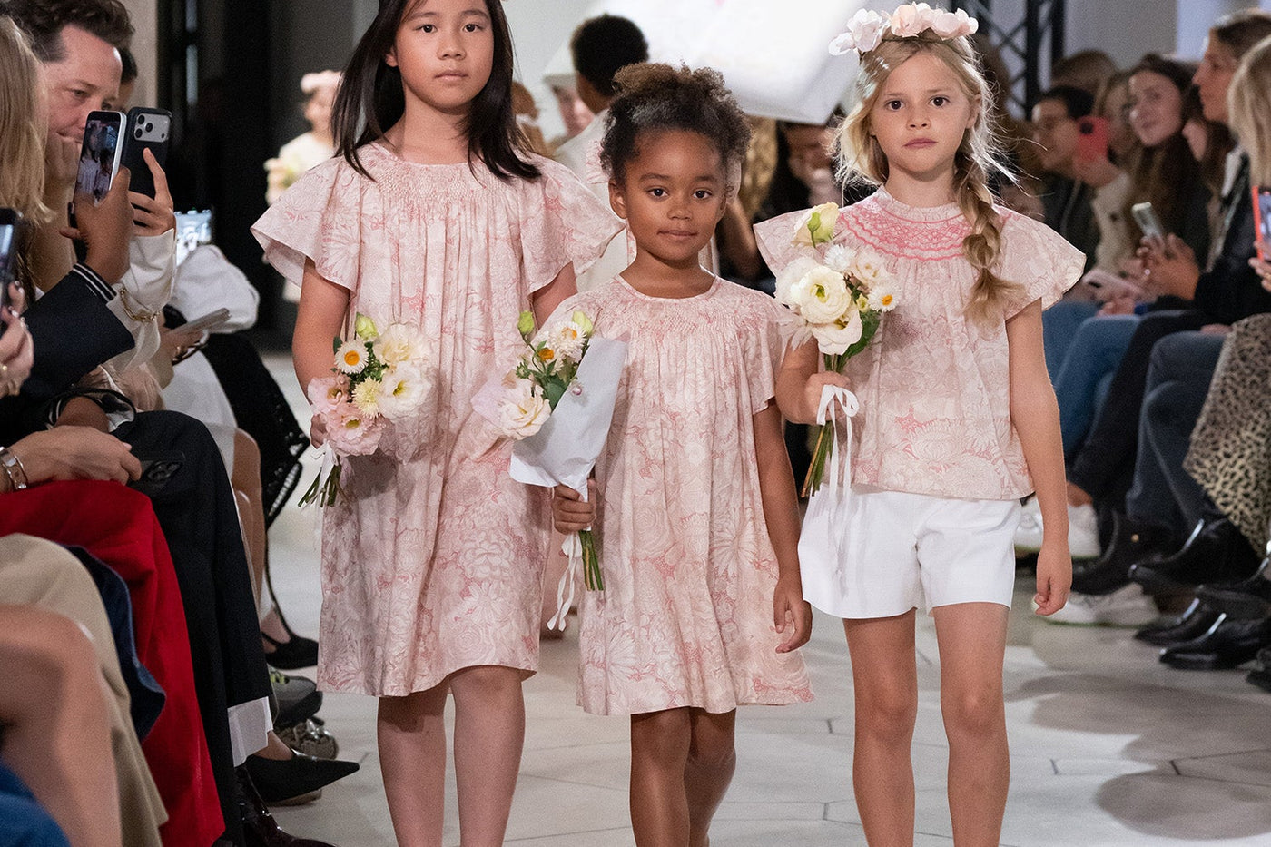 Look de ceremonia para niña verano 2026 - Vestido bordado con punto smock y blusa en tejido Liberty