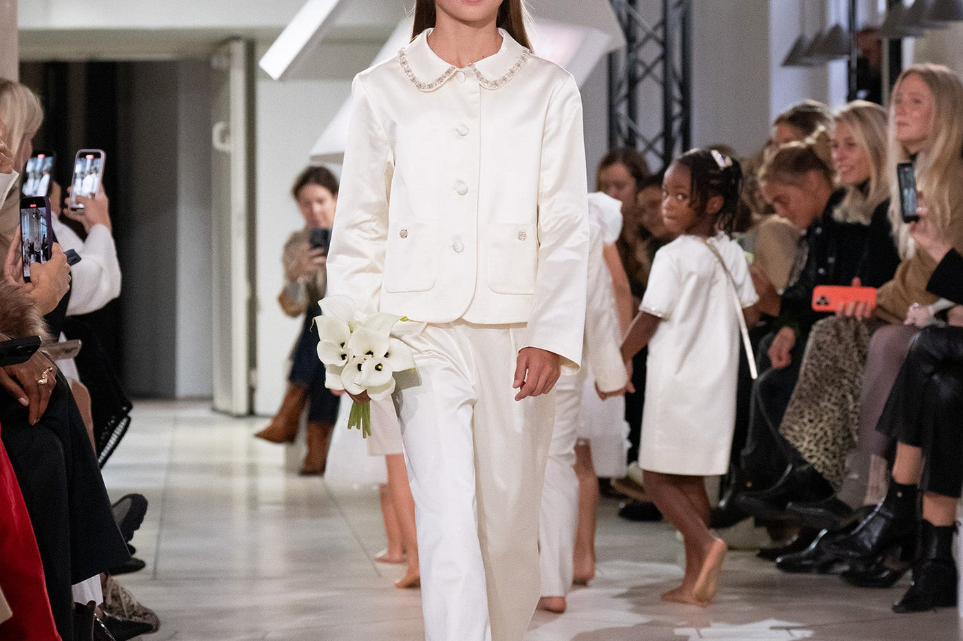 Abbigliamento formale per Bambina estate 2026 - Completo in raso con perle e strass
