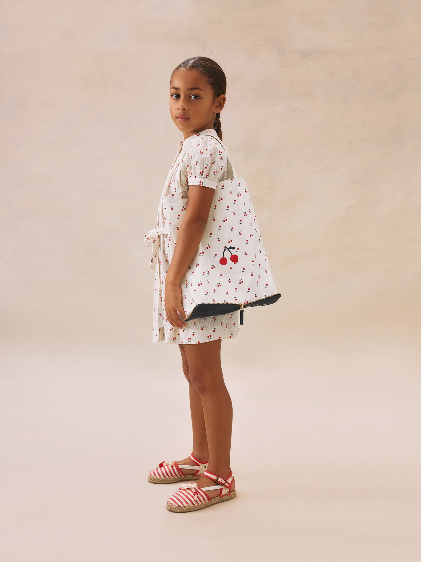 Look de niña verano 2025 Vestido de cerezas